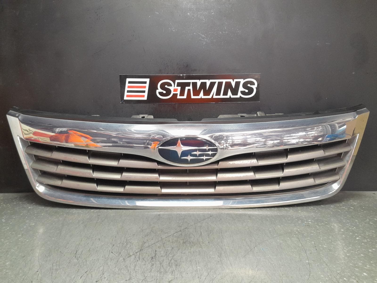 Used auto part listing image: 2009 SUBARU FORESTER GRILLE 3 HORIZONTAL BAR TYPE, 02/08-01/11 0000356745