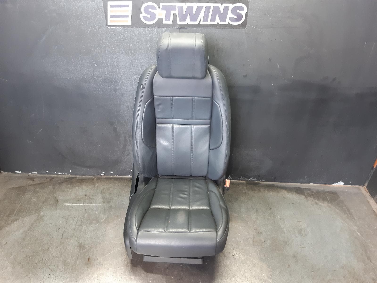 Used auto part listing image: 2020 LAND ROVER RANGE ROVER EVOQUE FRONT SEAT L551, RH FRONT, LEATHER, BLACK, 02/19- 0000354712