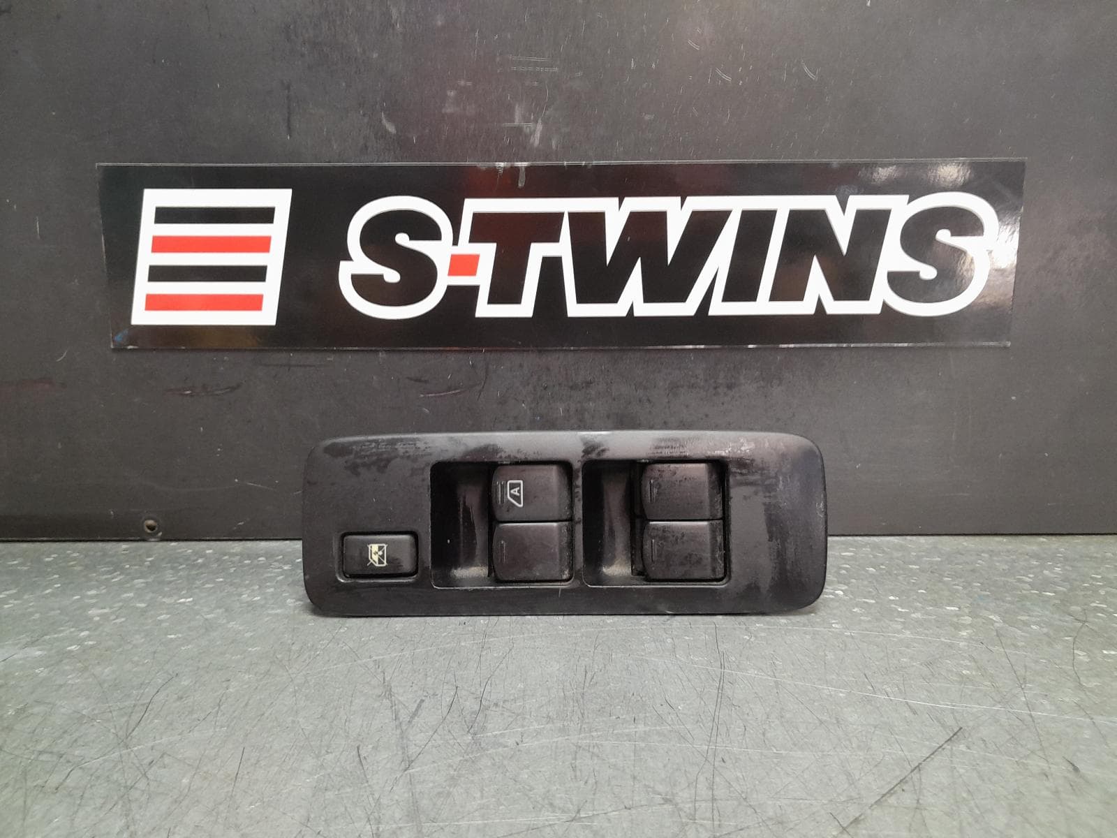 Used auto part listing image: 2013 NISSAN DUALIS PWR DR WIND SWITCH RH FRONT (MASTER SWITCH), J10, 10/07-05/14 0000357285