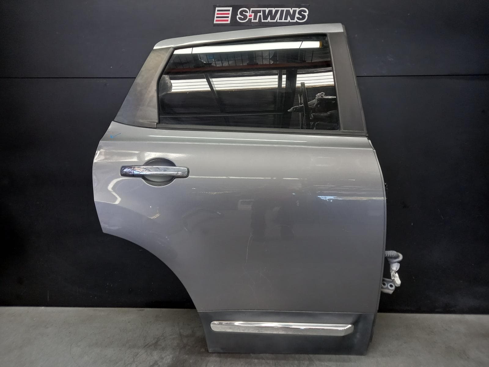 Used auto part listing image: 2013 NISSAN DUALIS RIGHT REAR DOOR SLIDING J10, 5 SEATER TYPE, 10/07-05/14 0000357269
