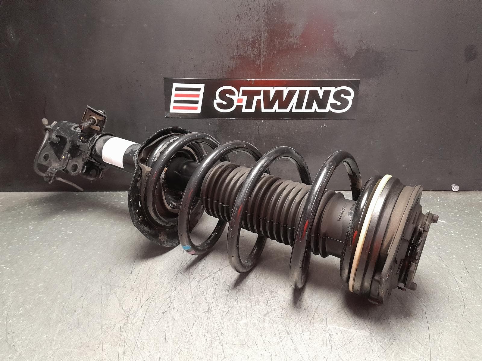 Used auto part listing image: 2013 NISSAN DUALIS LEFT FRONT STRUT J10, 2WD TYPE, 10/07-05/14 0000357294