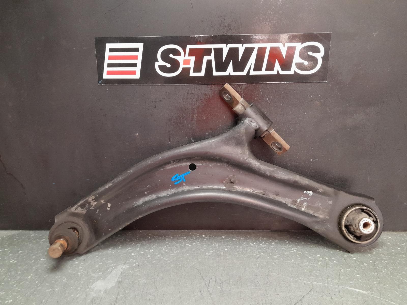 Used auto part listing image: 2013 NISSAN DUALIS LEFT FRONT LOWER CONTROL ARM J10, 10/07-05/14 0000357295