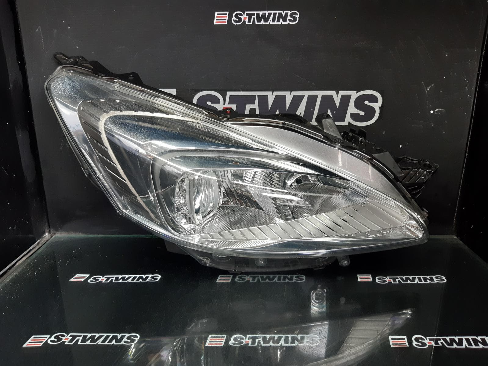 Used auto part listing image: 2012 PEUGEOT 508 RIGHT HEADLAMP W2, HALOGEN TYPE, 07/11-03/15 0000354986