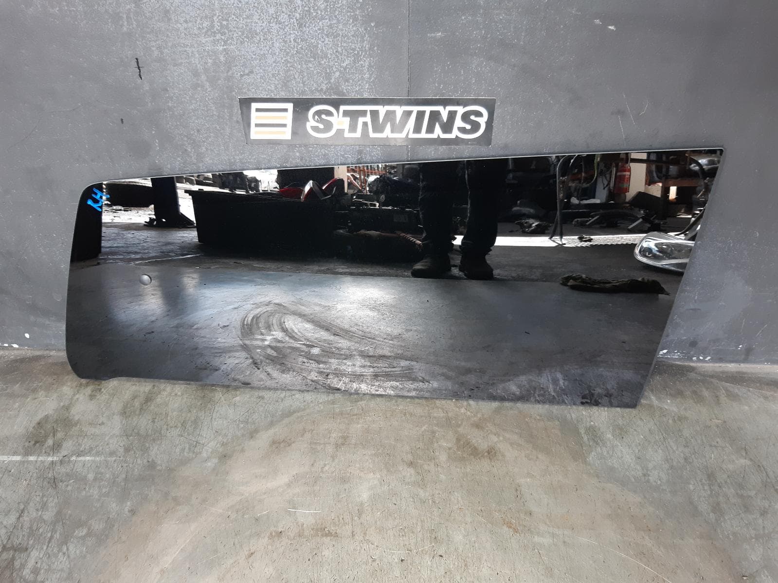Used auto part listing image: 2019 LDV G10 VAN RIGHT REAR SIDE GLASS SV7A, WAGON 04/15-08/22 0000355192
