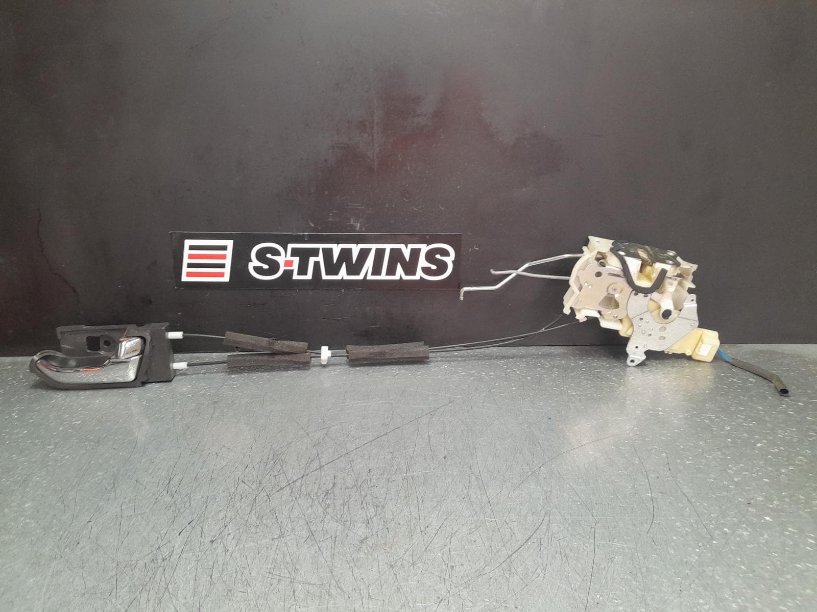 Used auto part listing image: 2018 ISUZU DMAX DOOR BOOT GATE LOCK RIGHT FRONT DOOR LOCK, RC, SINGLE/EXTRA/DUAL CAB, W/ REMOTE CONTROL, NON PASSIVE ENTRY & START SYSTEM TYPE, 05/12-06/20 0000355895