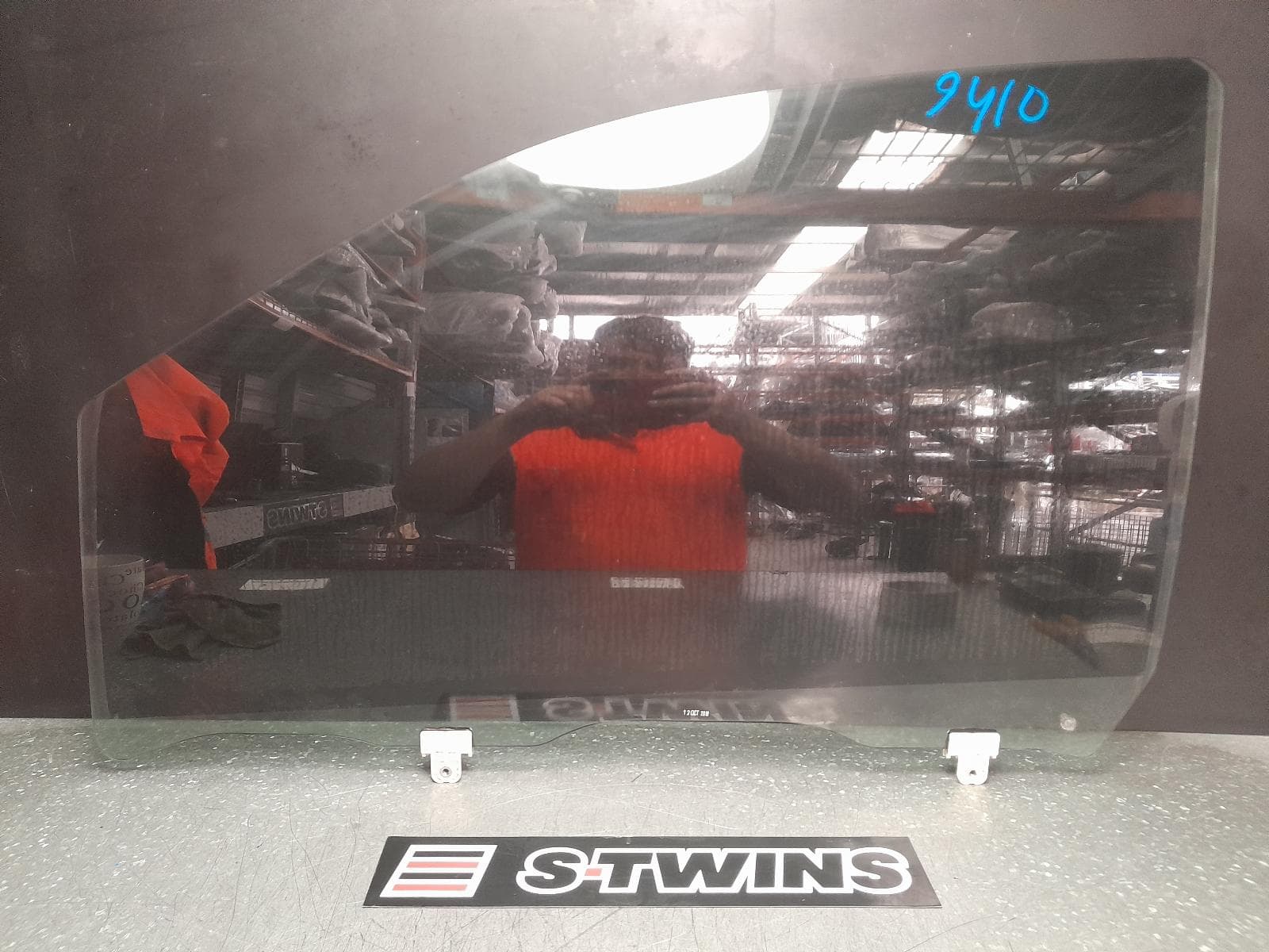 Used auto part listing image: 2018 ISUZU DMAX LEFT FRONT DOOR WINDOW TO SUIT SINGLE/DUAL/EXTRA CAB, RC, 05/12-06/20 0000355897