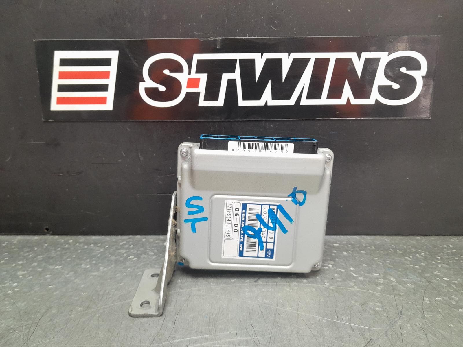 Used auto part listing image: 2018 ISUZU DMAX RC, 4WD CONTROL MODULE (T/F CONTROL UNIT) P/N 8983278510 (MOUNTED ABOVE PASSENGER KICK PANEL), 05/12-06/20 0000355905