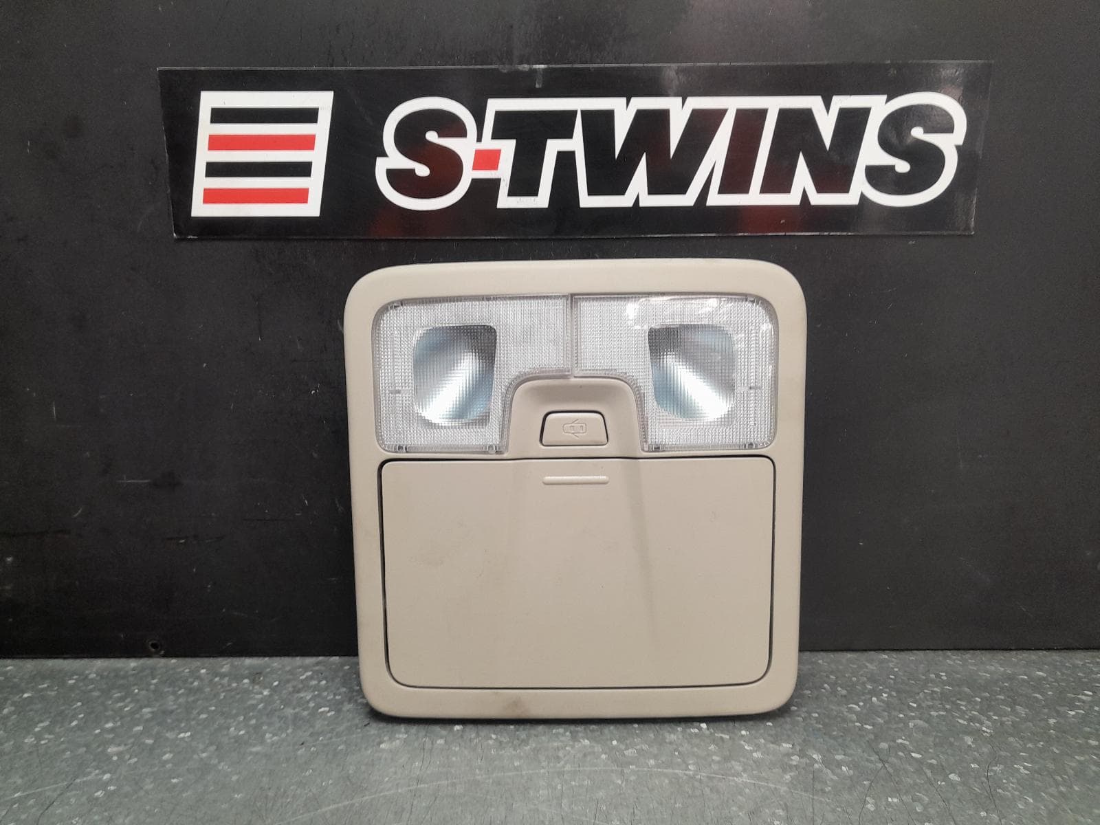 Used auto part listing image: 2018 ISUZU DMAX COURTESY LIGHT FRONT, W/ SUNGLASS HOLDER TYPE, RC, 07/12- 0000355915