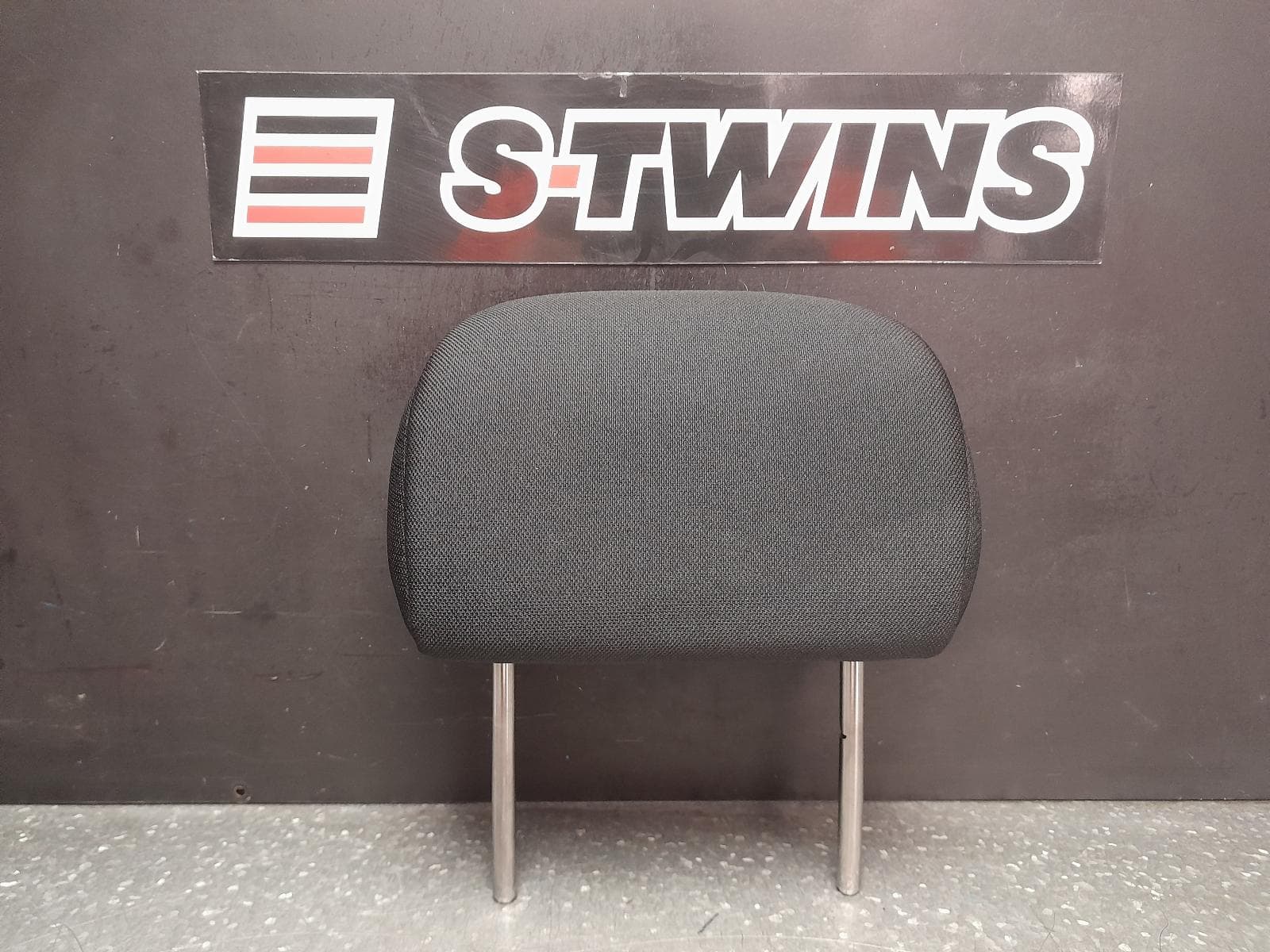 Used auto part listing image: 2018 ISUZU DMAX HEADREST CENTRE REAR, RC, LEATHER, BLACK, 05/12-06/20 0000355920