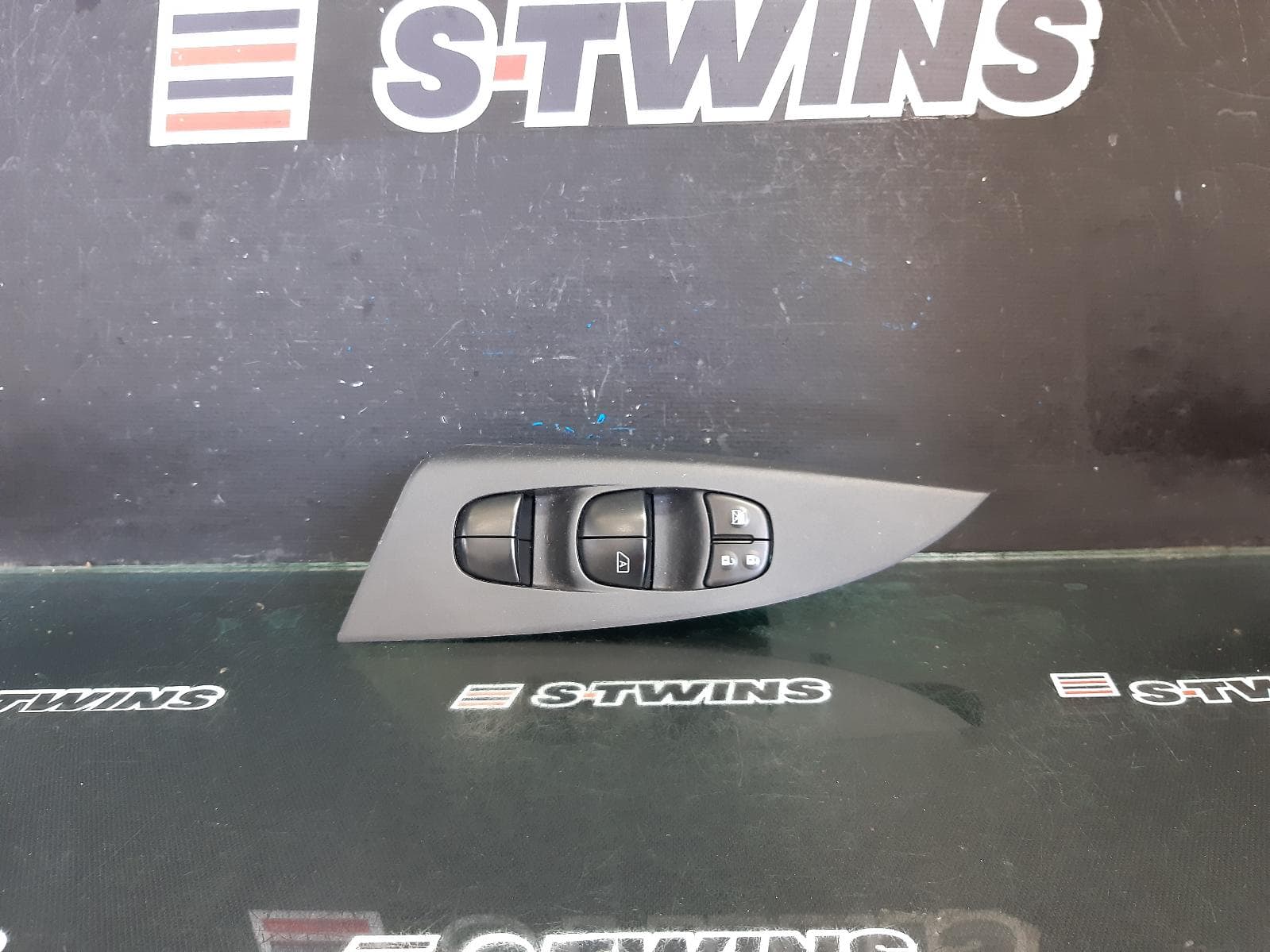 Used auto part listing image: 2013 NISSAN PULSAR PWR DR WIND SWITCH RH FRONT (MASTER SWITCH), SEDAN, B17, 12/12-12/17 0000357535