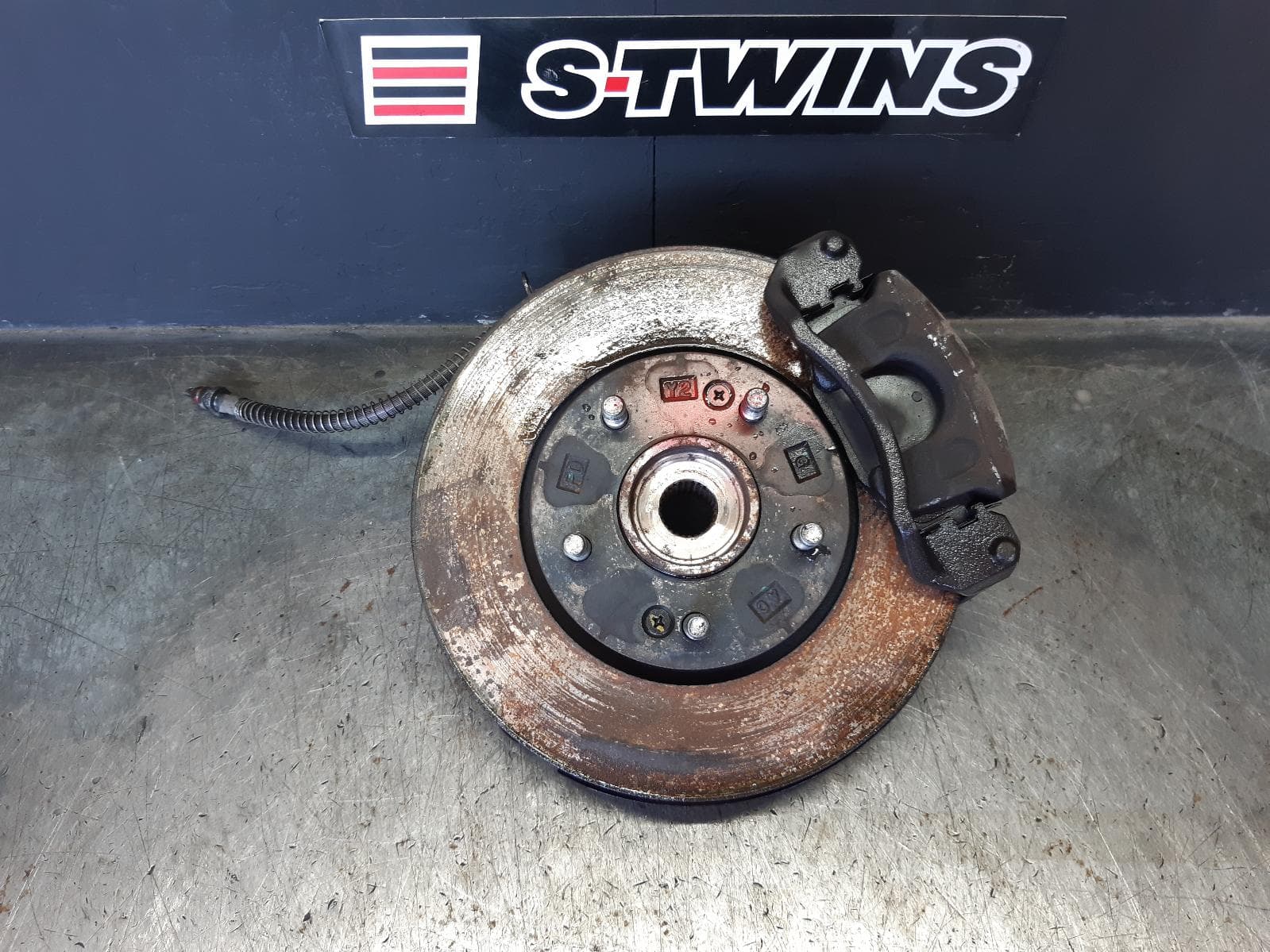 Used auto part listing image: 2011 HYUNDAI I30 LEFT FRONT HUB ASSEMBLY FD, ABS TYPE, 09/07-04/12 0000356184