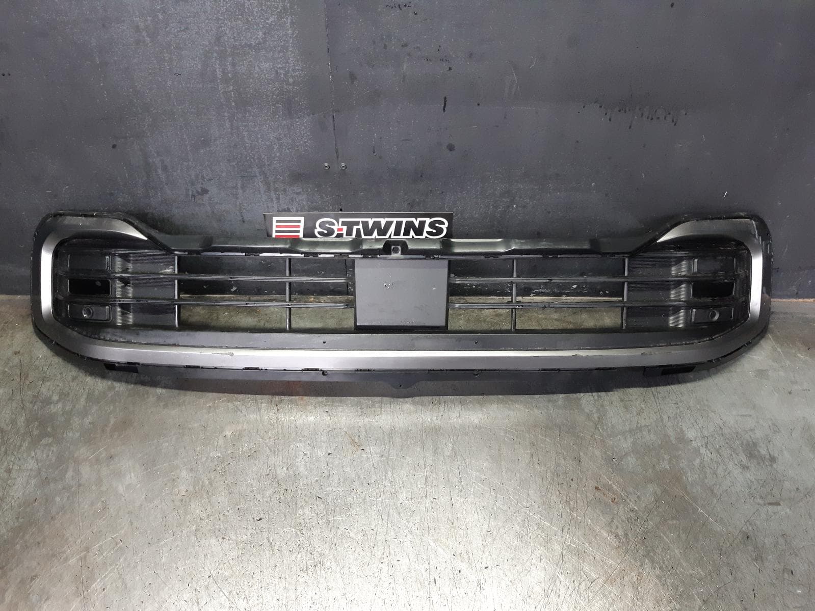 Used auto part listing image: 2024 KIA SPORTAGE GRILLE RADIATOR GRILLE LOWER, NON GT-LINE/SX+/X-LINE, NQ5, 09/21- 0000349379