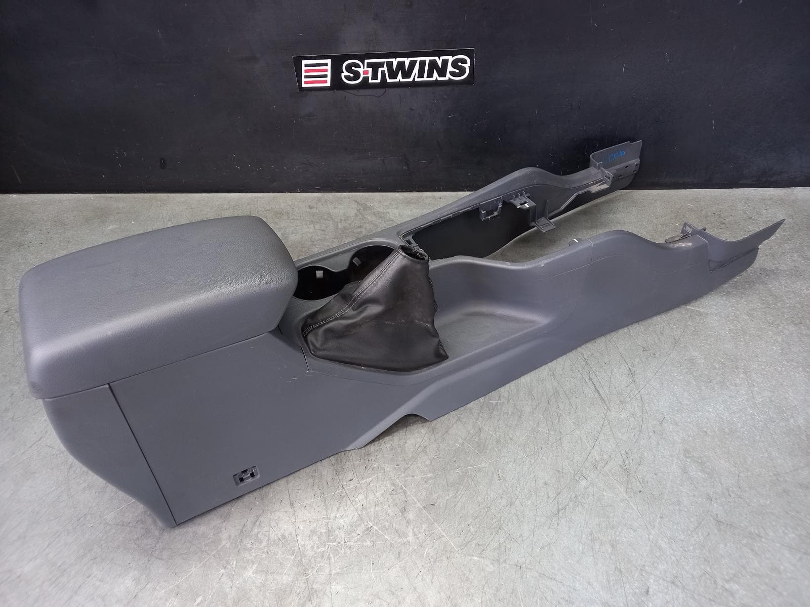 Used auto part listing image: 2018 FORD RANGER CONSOLE PX SERIES 2, AUTO T/M, W/ 4WD SWITCH, BUCKET SEAT TYPE, 06/15-06/18 0000355975