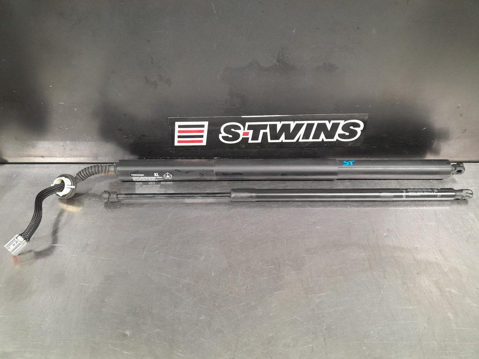 Used auto part listing image: 2014 JEEP CHEROKEE HATCH STRUT KL, PAIR, POWER TYPE, 02/14-11/22 0000305961