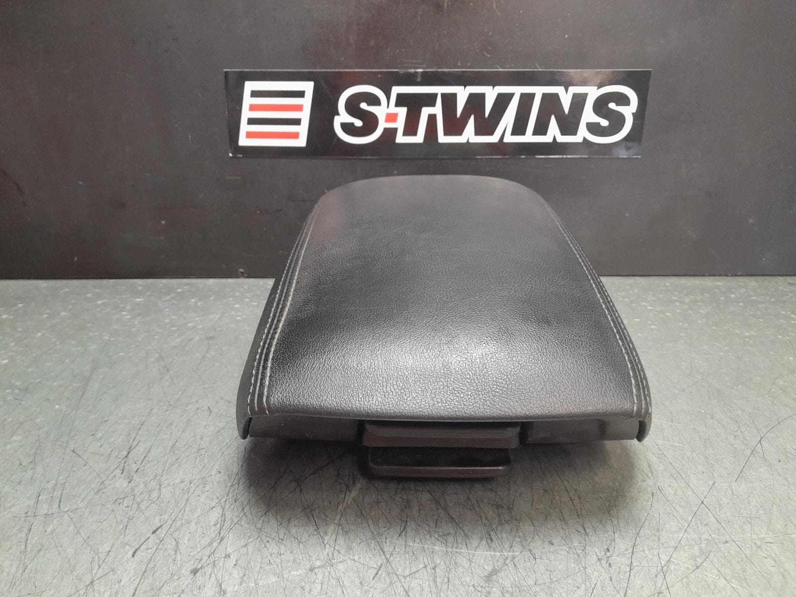 Used auto part listing image: 2012 MAZDA BT50 CONSOLE CENTRE CONSOLE LID ONLY, LEATHER, BLACK, UP-UR, 10/11-06/20 0000356249