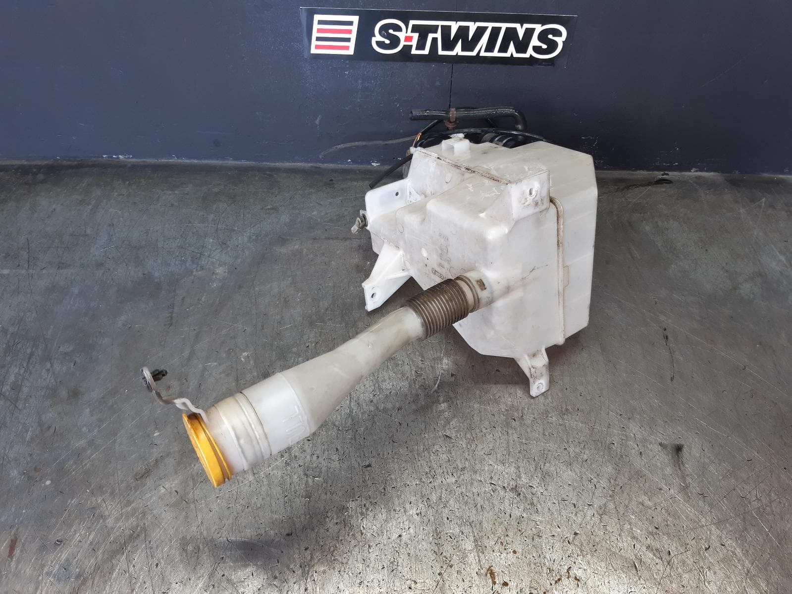 Used auto part listing image: 2010 SUBARU TRIBECA WASHER BOTTLE B9, W/ H/LAMP WASHER TYPE, 12/07-01/14 0000357542