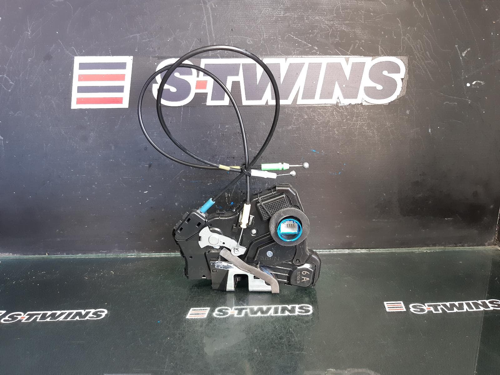 Used auto part listing image: 2013 TOYOTA ESTIMA DOOR BOOT GATE LOCK RH FRONT, XR50, 05-19 0000356967