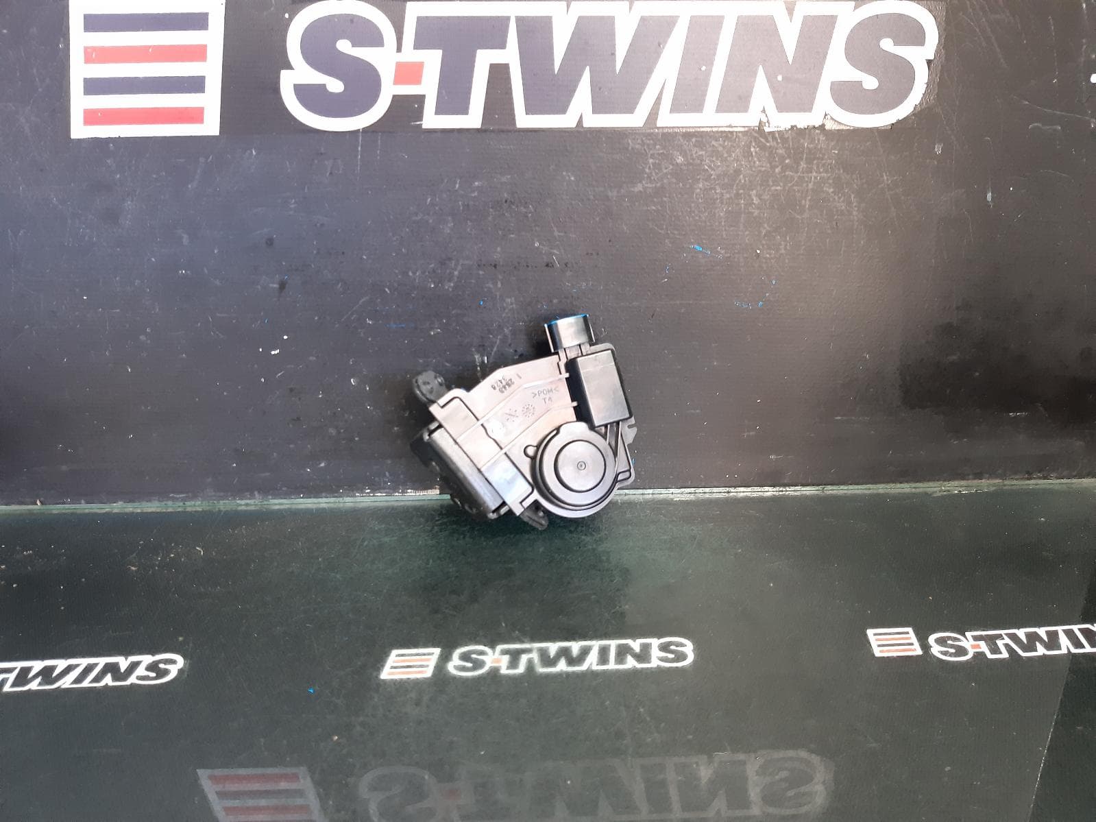 Used auto part listing image: 2013 TOYOTA ESTIMA DOOR BOOT GATE LOCK TAILGATE, XR50, 05-19 0000356969