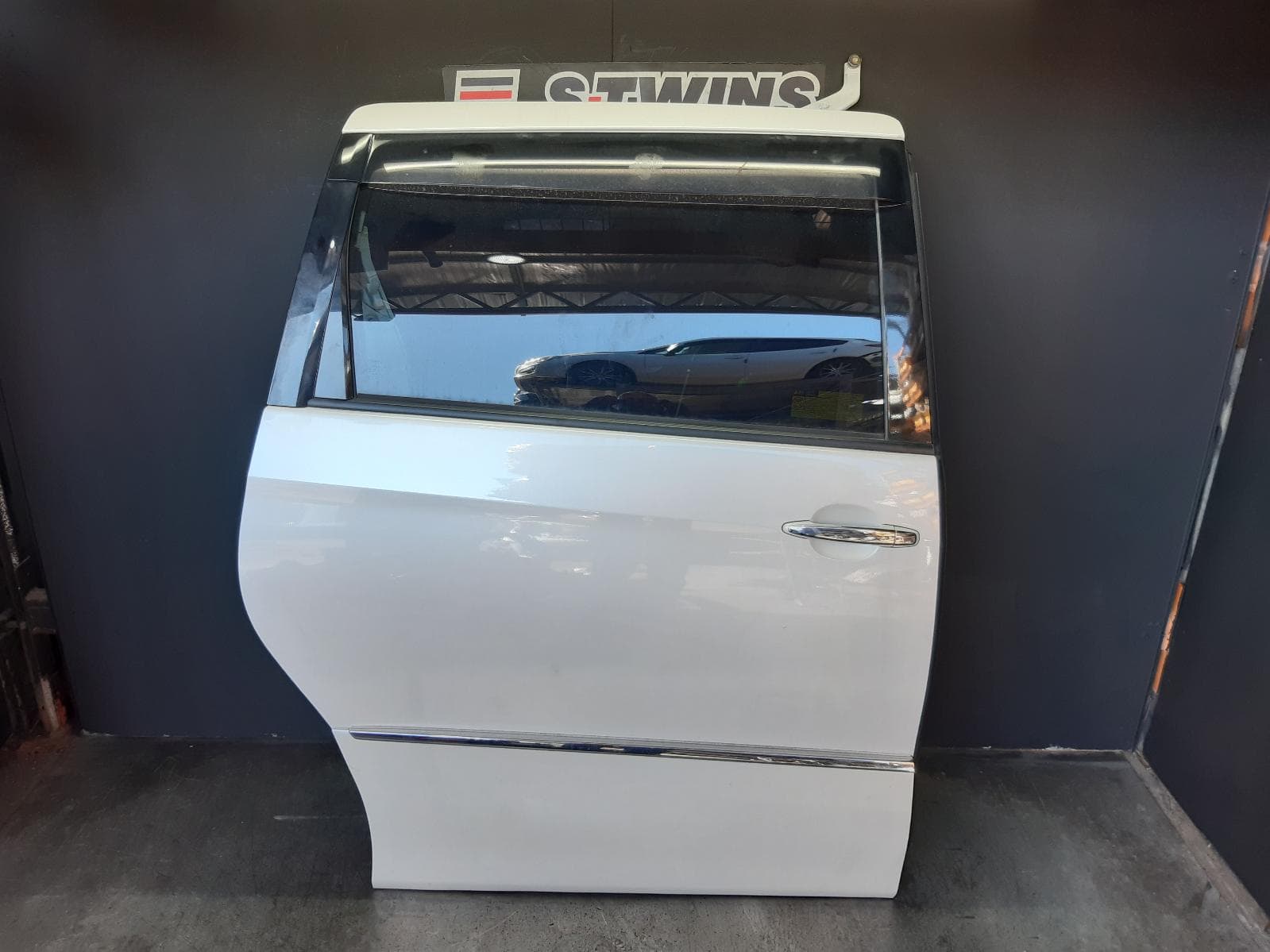 Used auto part listing image: 2013 TOYOTA ESTIMA RIGHT REAR DOOR SLIDING XR50, 05-19 0000356854