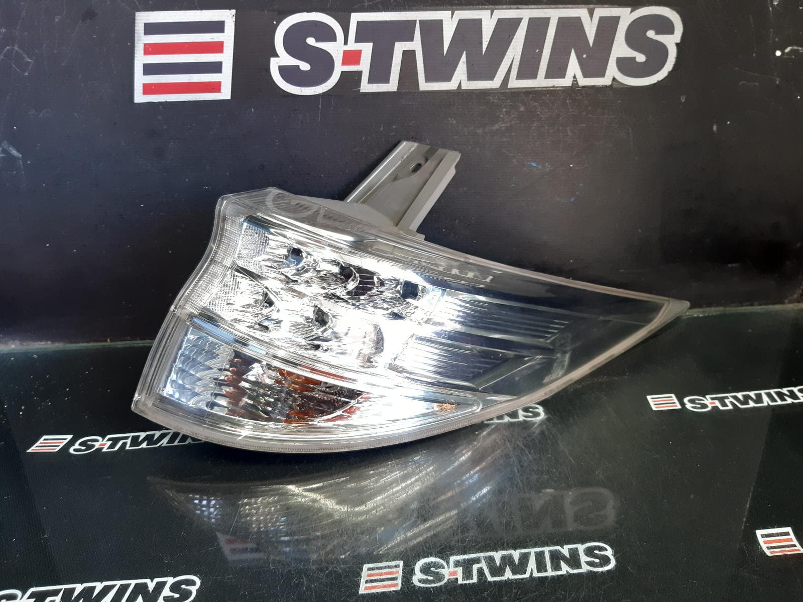 Used auto part listing image: 2013 TOYOTA ESTIMA RIGHT TAILLIGHT XR50, CLEAR, LENS# 28-196, 05-19 (IMPORT) 0000356957