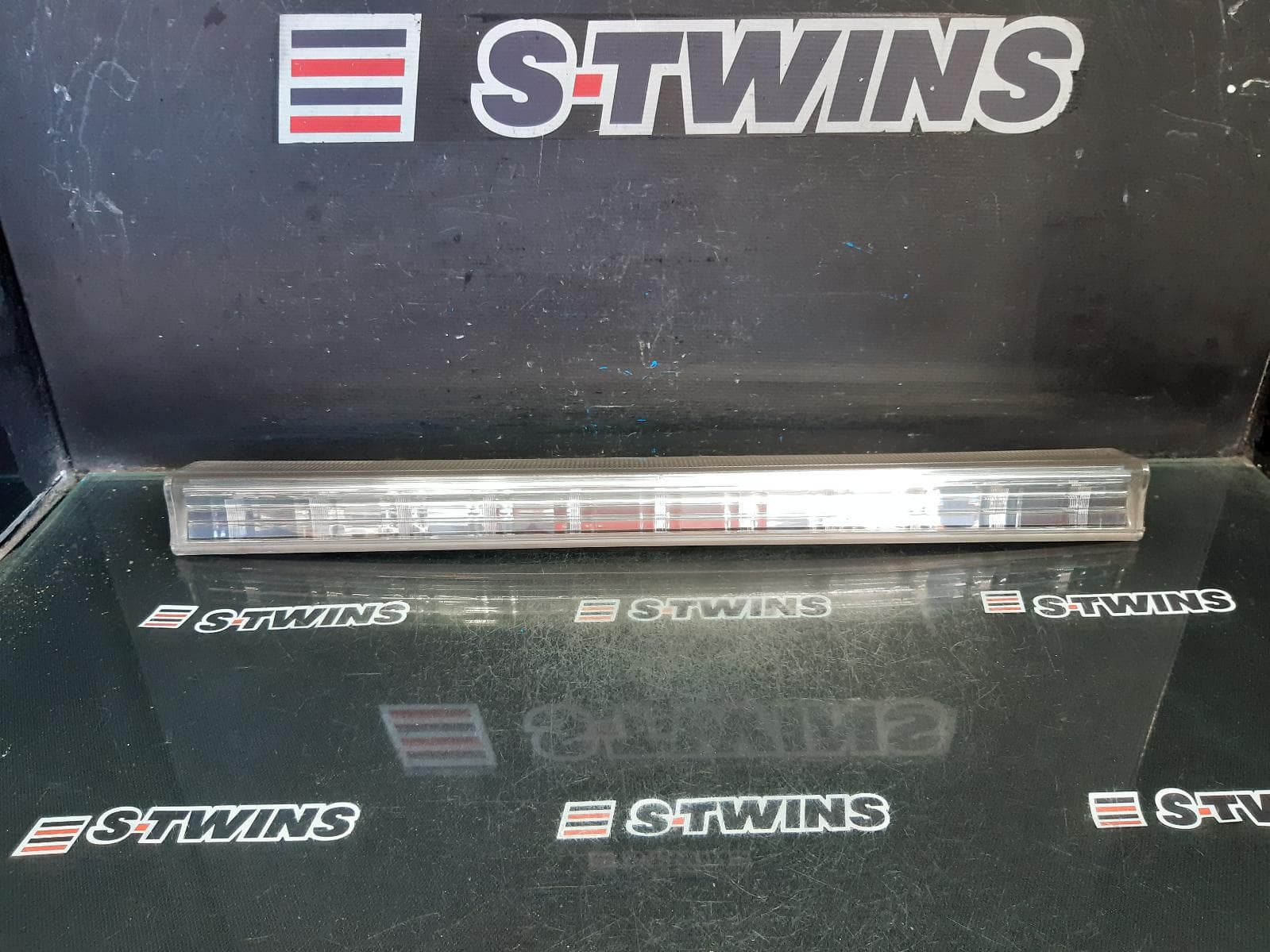 Used auto part listing image: 2013 TOYOTA ESTIMA REAR GARNISH TAILGATE LAMP (CENTRE), LENS# 28-194, CLEAR, XR50, 05-19 (IMPORT) 0000356960