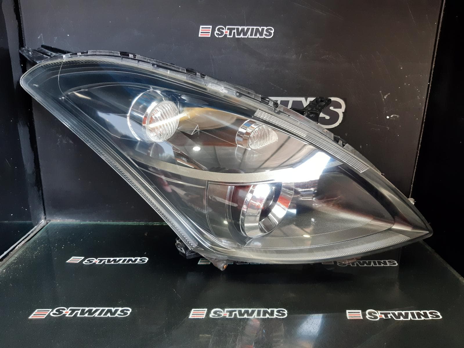 Used auto part listing image: 2016 SUZUKI SWIFT RIGHT HEADLAMP FZ, XENON TYPE (SPORTS), 08/10-03/17 0000356868
