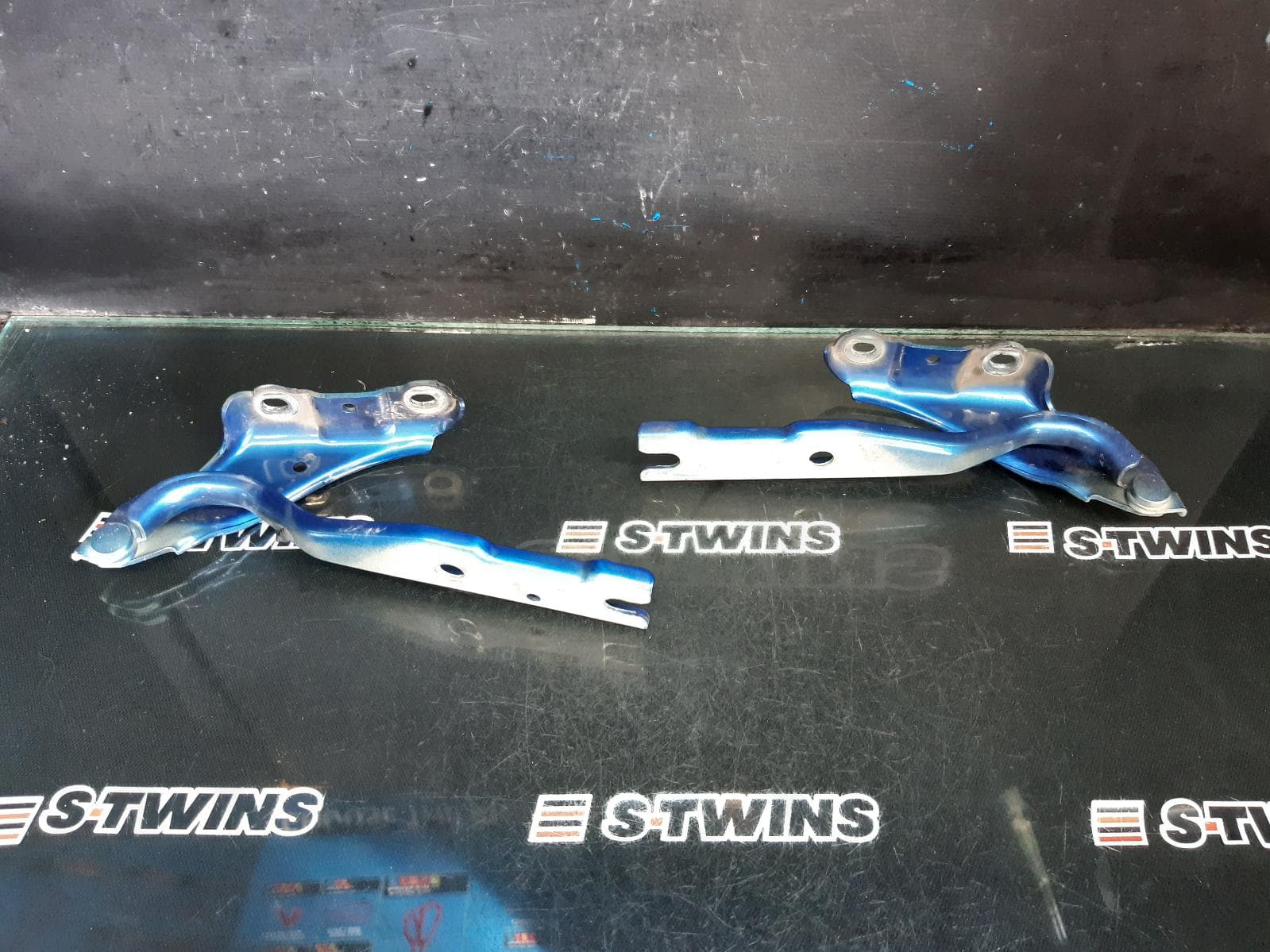 Used auto part listing image: 2019 SKODA RAPID BONNET HINGE STRUT NH, 05/14-12/20 0000356586