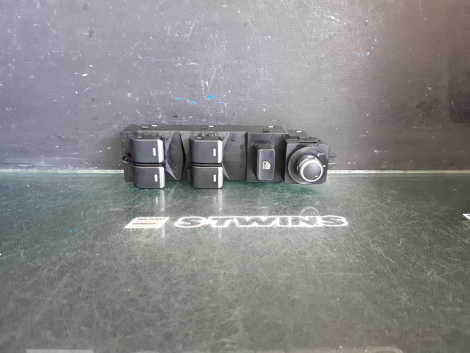 Used auto part listing image: 2016 MAZDA CX9 PWR DR WIND SWITCH RH FRONT (MASTER SWITCH), NON AUTO FOLD MIRROR TYPE, TC, 07/16-12/24 0000356991