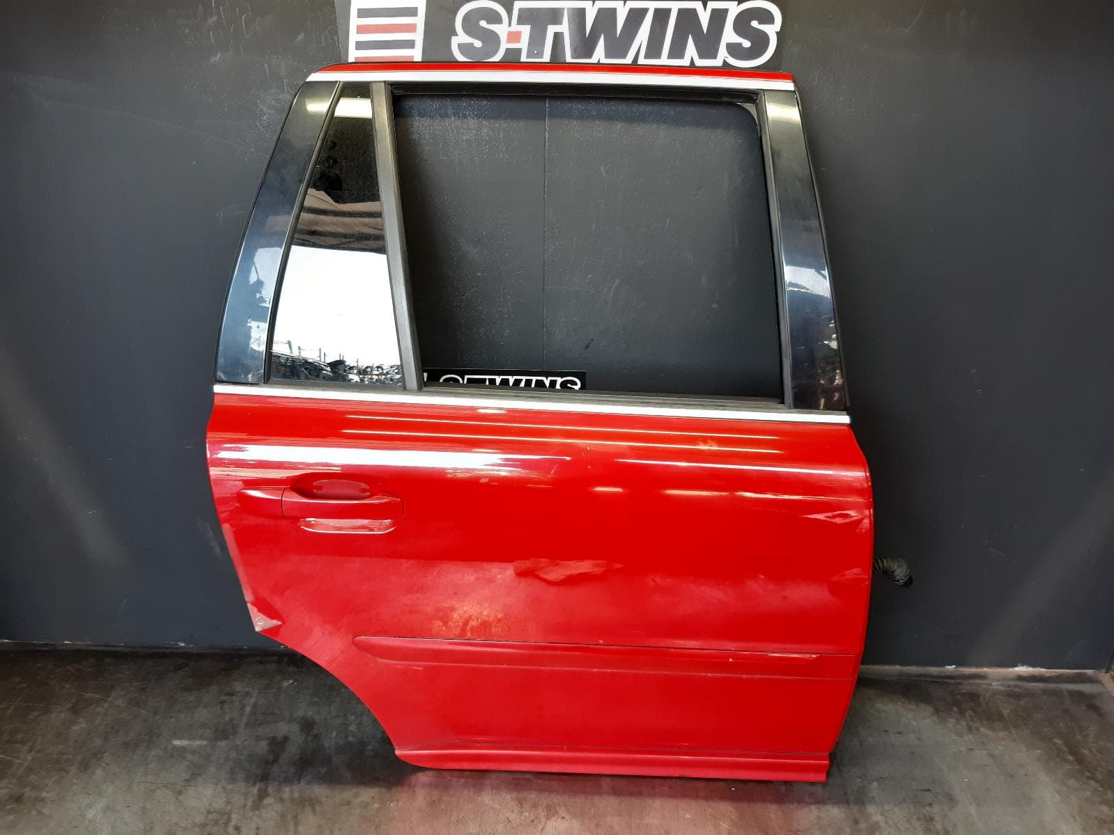 Used auto part listing image: 2013 VOLVO XC90 RIGHT REAR DOOR SLIDING 07/03-12/14 0000358557
