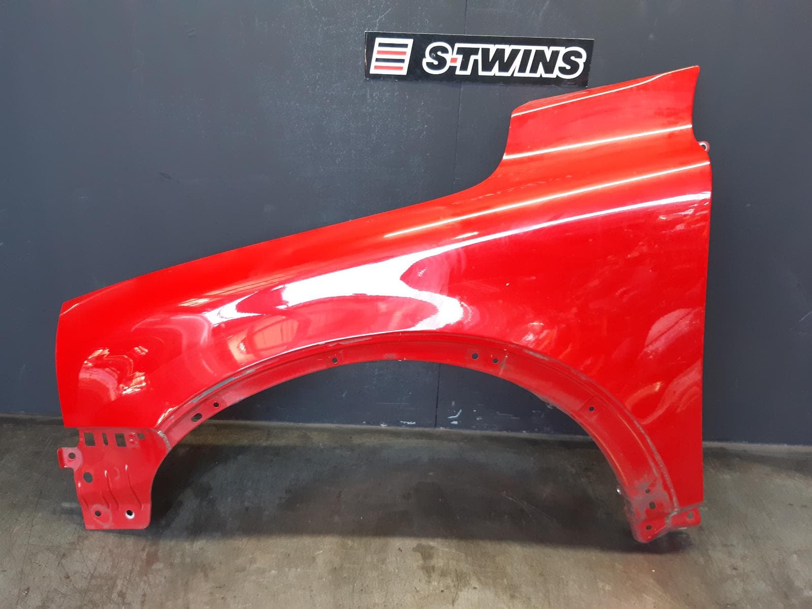 Used auto part listing image: 2013 VOLVO XC90 LEFT GUARD 07/03-12/14 0000358643