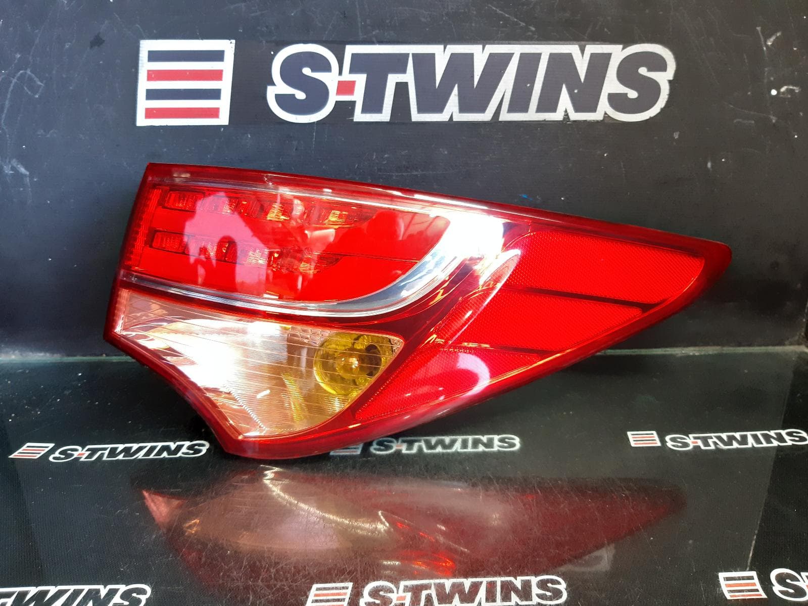 Used auto part listing image: 2012 HYUNDAI SANTA FE RIGHT TAILLIGHT DM, IN BODY, LED TYPE, 06/12-05/15 0000357322