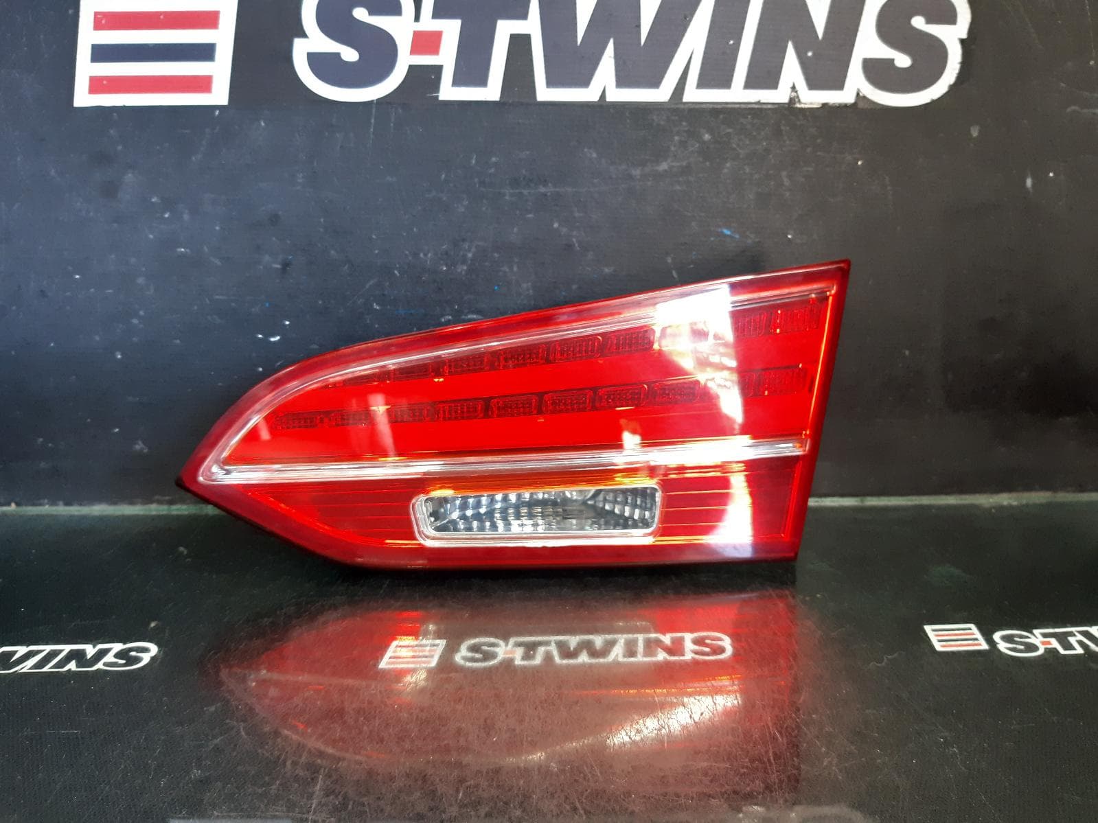 Used auto part listing image: 2012 HYUNDAI SANTA FE REAR GARNISH TAILGATE LAMP (RH SIDE), DM, LED TYPE, 06/12-05/15 0000357321