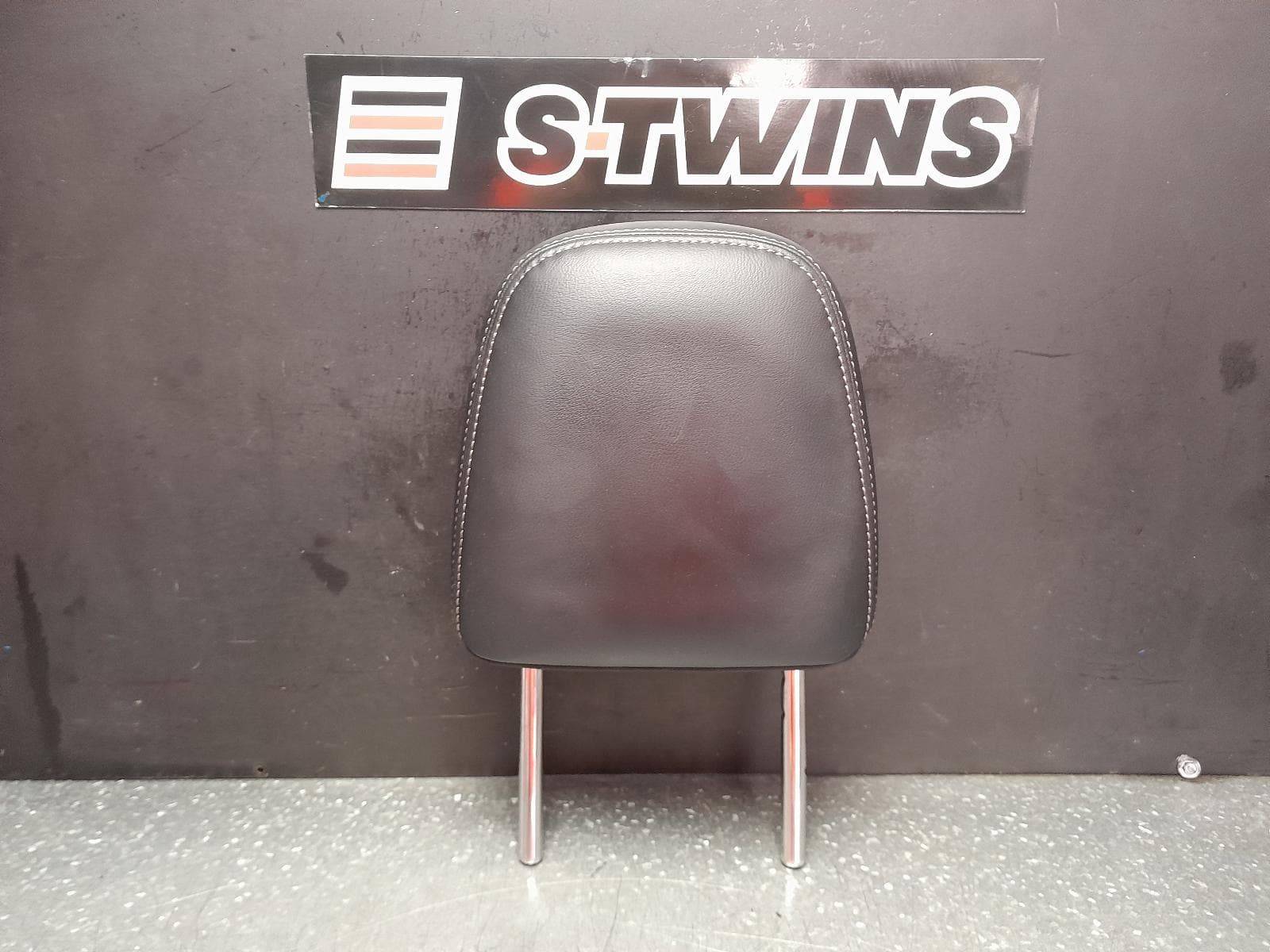 Used auto part listing image: 2015 TOYOTA RAV4 HEADREST RH FRONT, XA40, LEATHER, BLACK, 12/12-12/18 0000356620