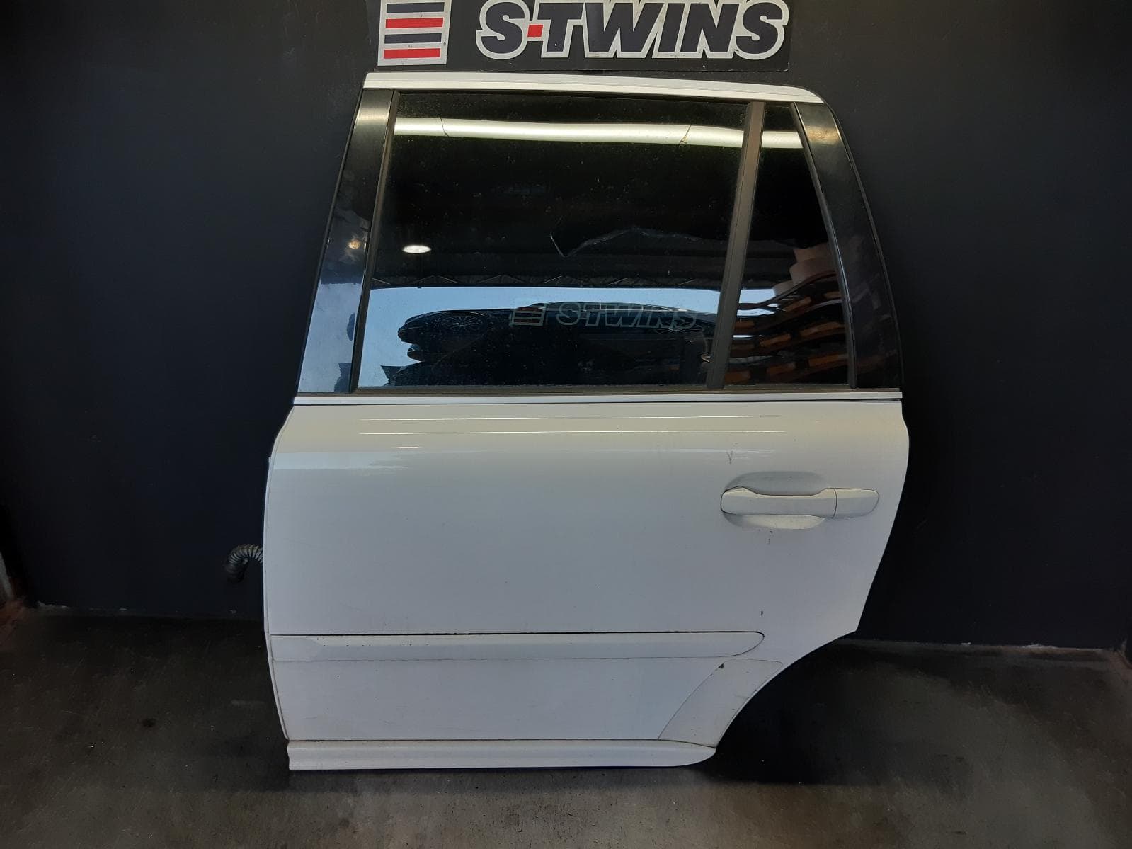 Used auto part listing image: 2012 VOLVO XC90 LEFT REAR DOOR SLIDING 07/03-12/14 0000358645