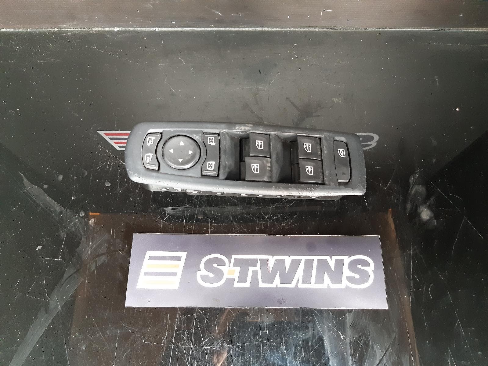 Used auto part listing image: 2013 RENAULT MEGANE PWR DR WIND SWITCH RH FRONT (MASTER SWITCH), X32/X95/K95, 5DR HATCH/WAGON, P/N 809610006R, (FOLDING MIRROR - 1 PLUG TYPE), 09/10-05/16 0000110128