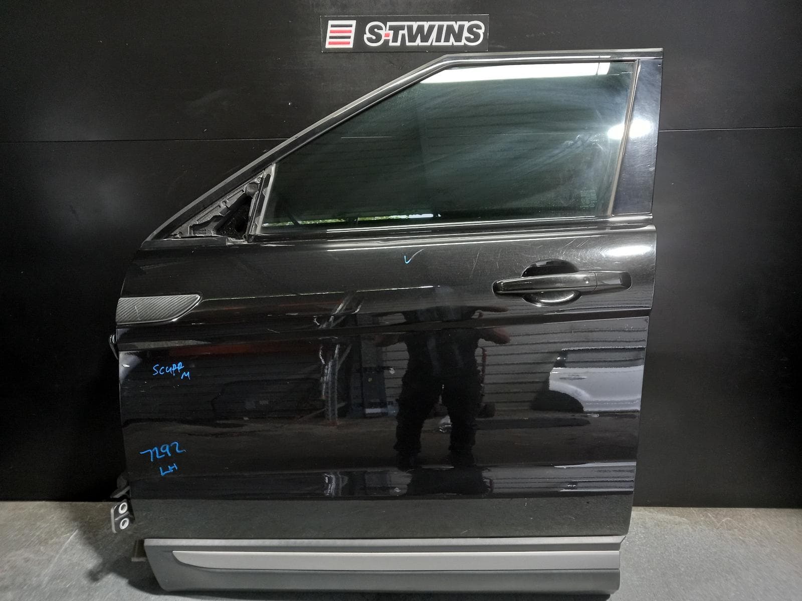 Used auto part listing image: 2016 LAND ROVER RANGE ROVER EVOQUE LEFT FRONT DOOR L538, 5DR WAGON, 11/11-01/19 0000300739