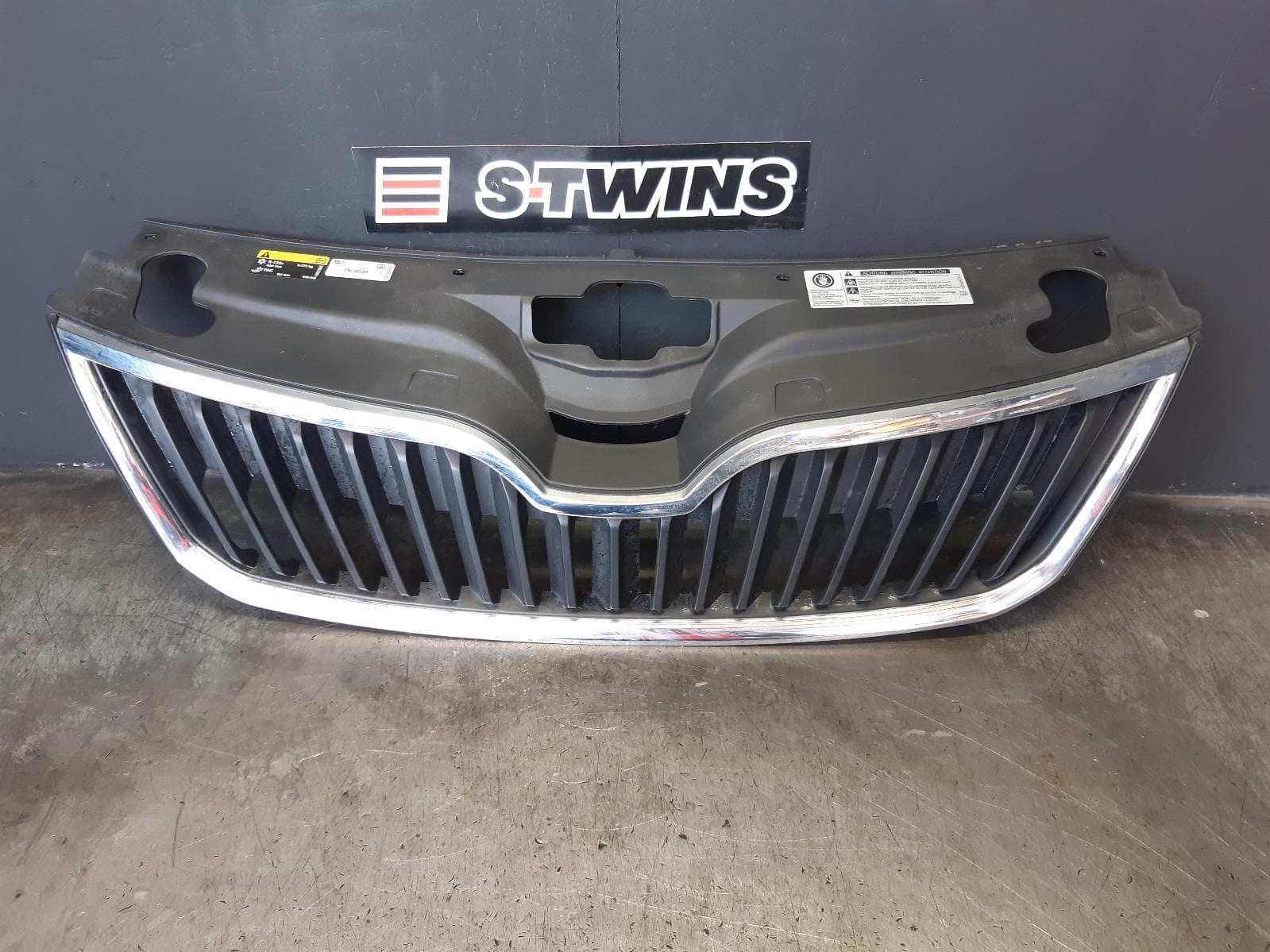 Used auto part listing image: 2019 SKODA RAPID GRILLE RADIATOR GRILLE, CHROME, NH, 05/14-12/20 0000356587