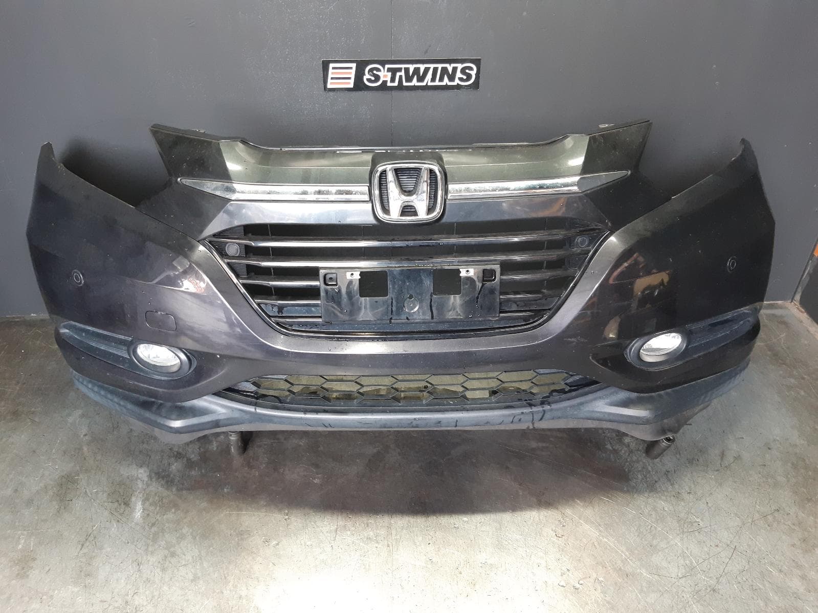 Used auto part listing image: 2017 HONDA HRV FRONT BUMPER RU5, VTi-L, W/ PARK SENSORS TYPE, 12/14-06/18 0000358218