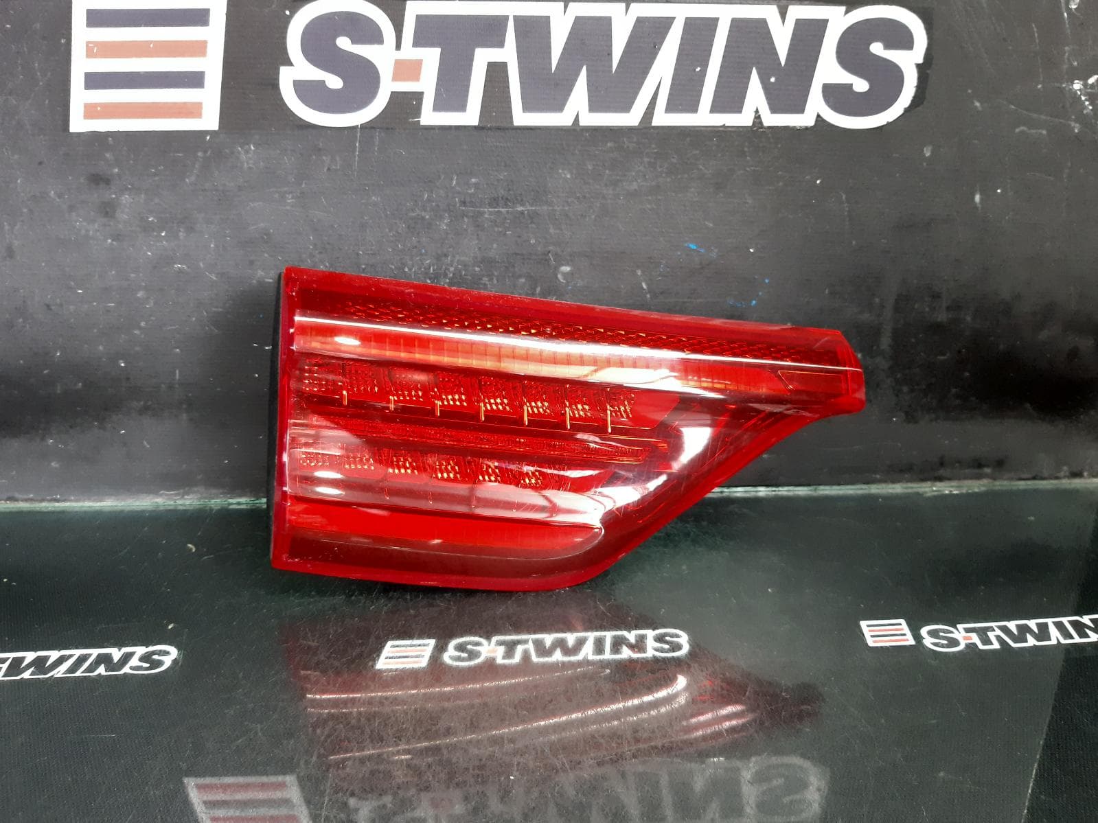 Used auto part listing image: 2020 KIA SPORTAGE REAR GARNISH TAILGATE LAMP (LH SIDE), GT LINE/SLi, QL, 07/18-08/21 0000359292