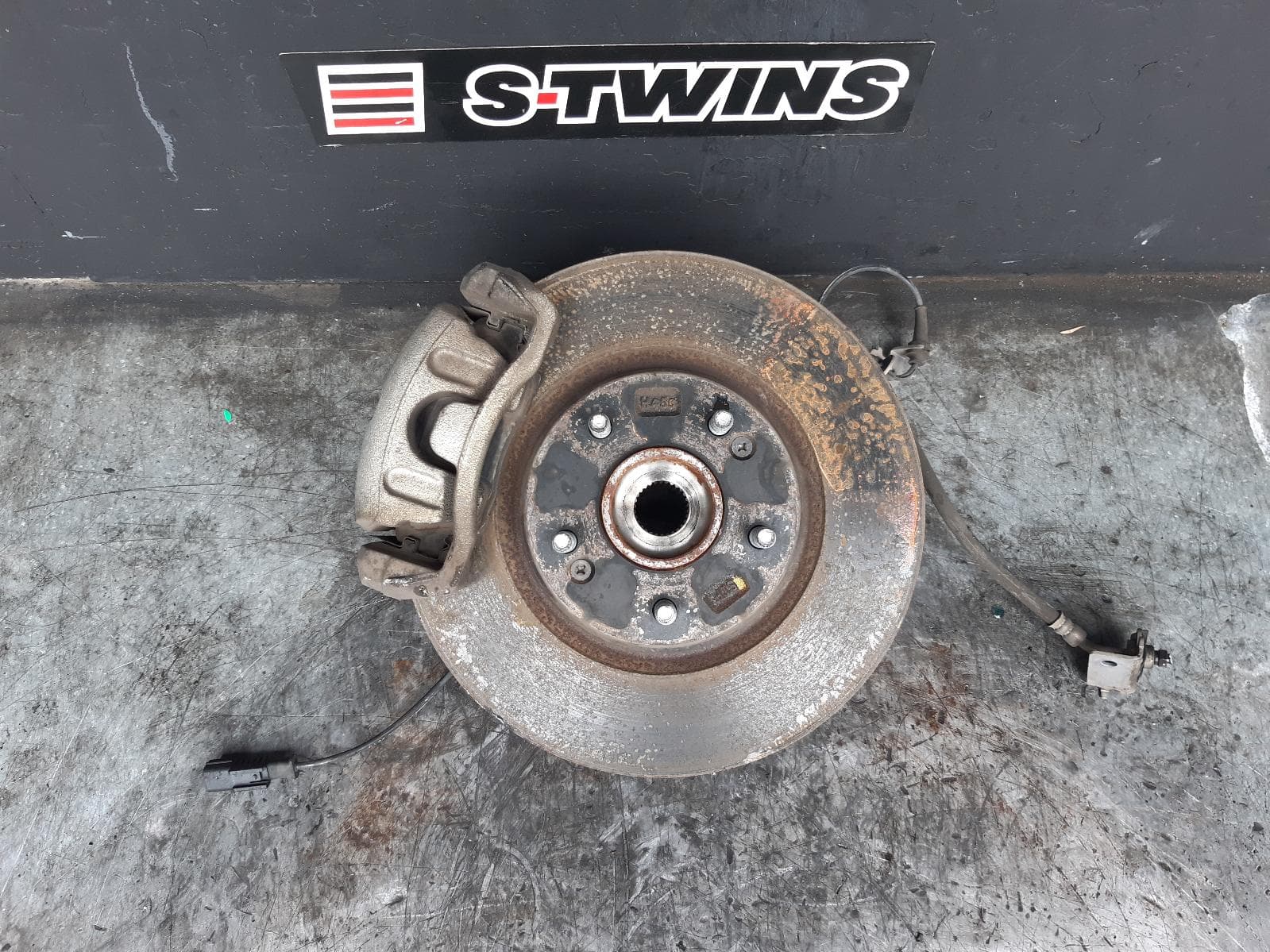 Used auto part listing image: 2020 KIA SPORTAGE LEFT FRONT HUB ASSEMBLY QL, AWD, 10/15-08/21 0000359478