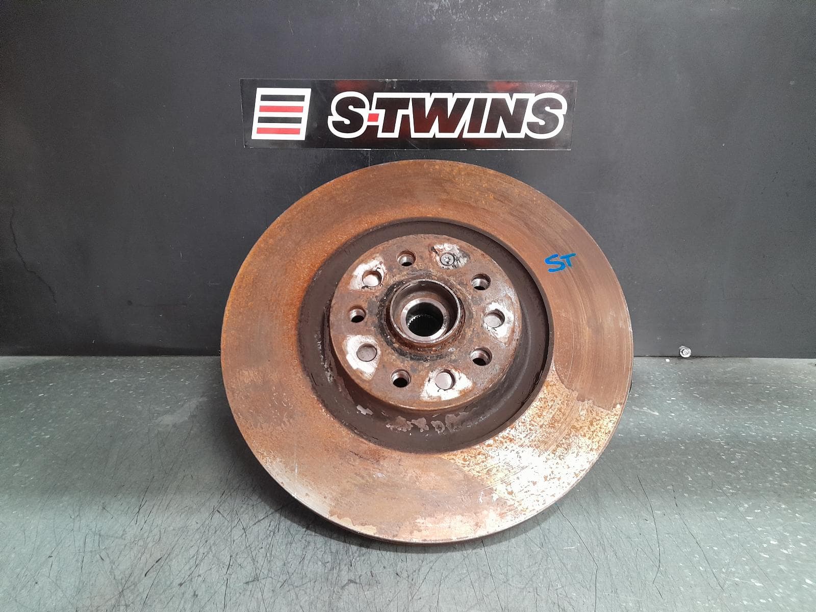 Used auto part listing image: 2015 VOLKSWAGEN GOLF RIGHT FRONT HUB ASSEMBLY GEN 7, R, 11/12-03/17 0000357648