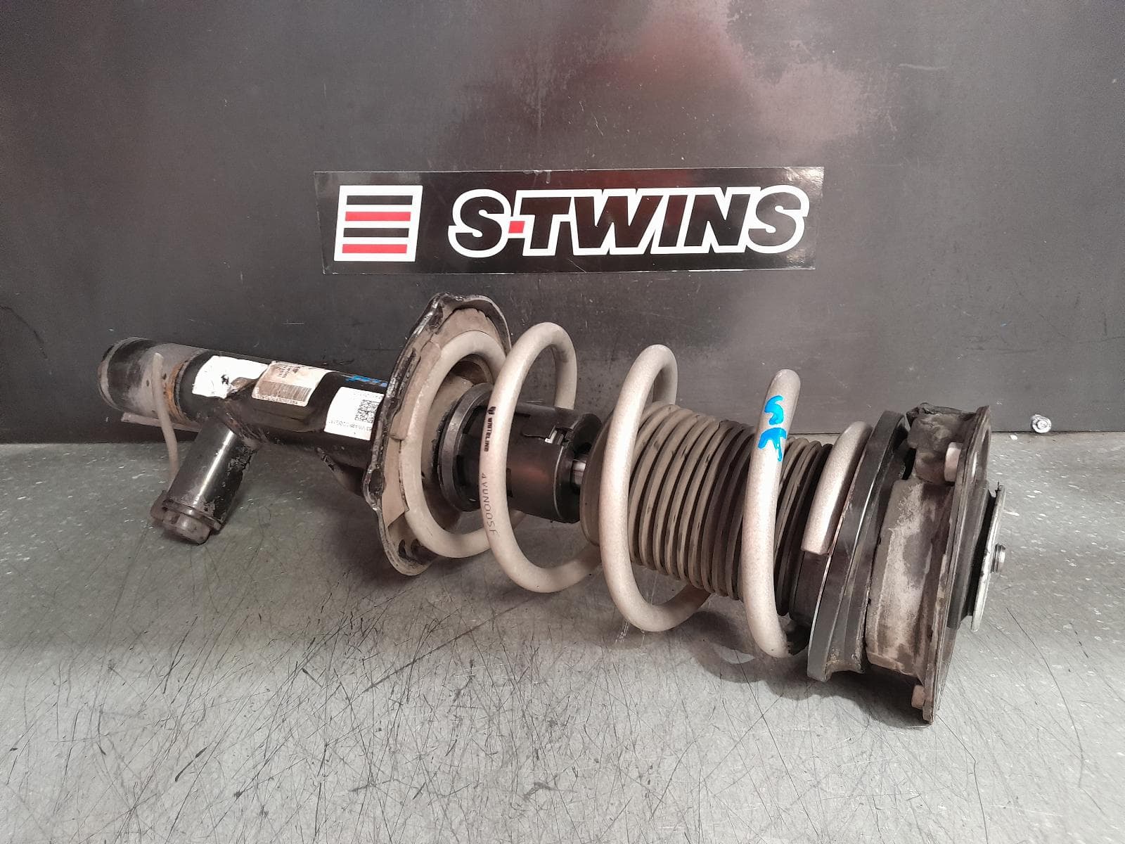 Used auto part listing image: 2015 VOLKSWAGEN GOLF RIGHT FRONT STRUT GEN 7, HATCH/WAGON, GTI/R, ADAPTIVE,TYPE, 11/12-08/20 0000357649
