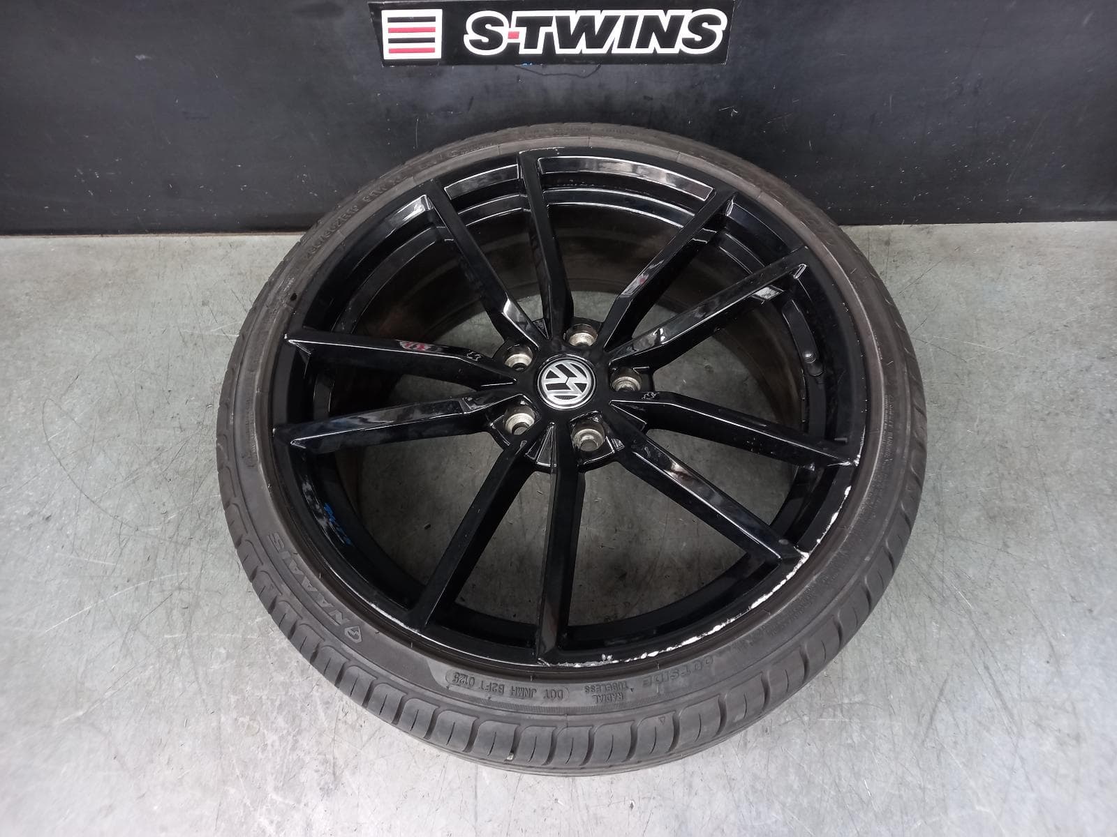 Used auto part listing image: 2015 VOLKSWAGEN GOLF WHEEL MAG FACTORY, 18X8IN, CADIZ, GEN 7, R, 11/12-03/17 0000357407