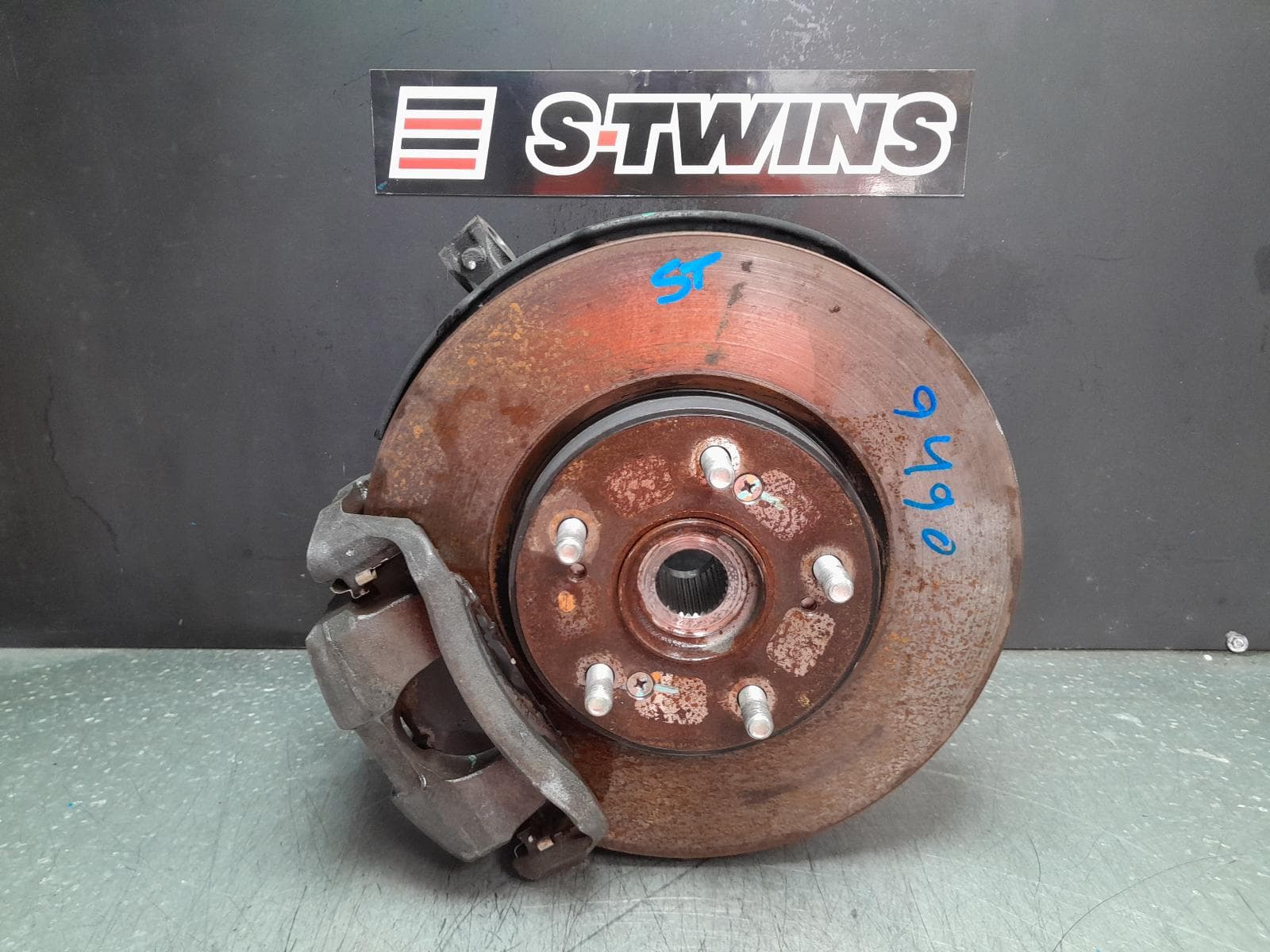 Used auto part listing image: 2017 HONDA HRV LEFT FRONT HUB ASSEMBLY RU5, 12/14-10/21 0000357579
