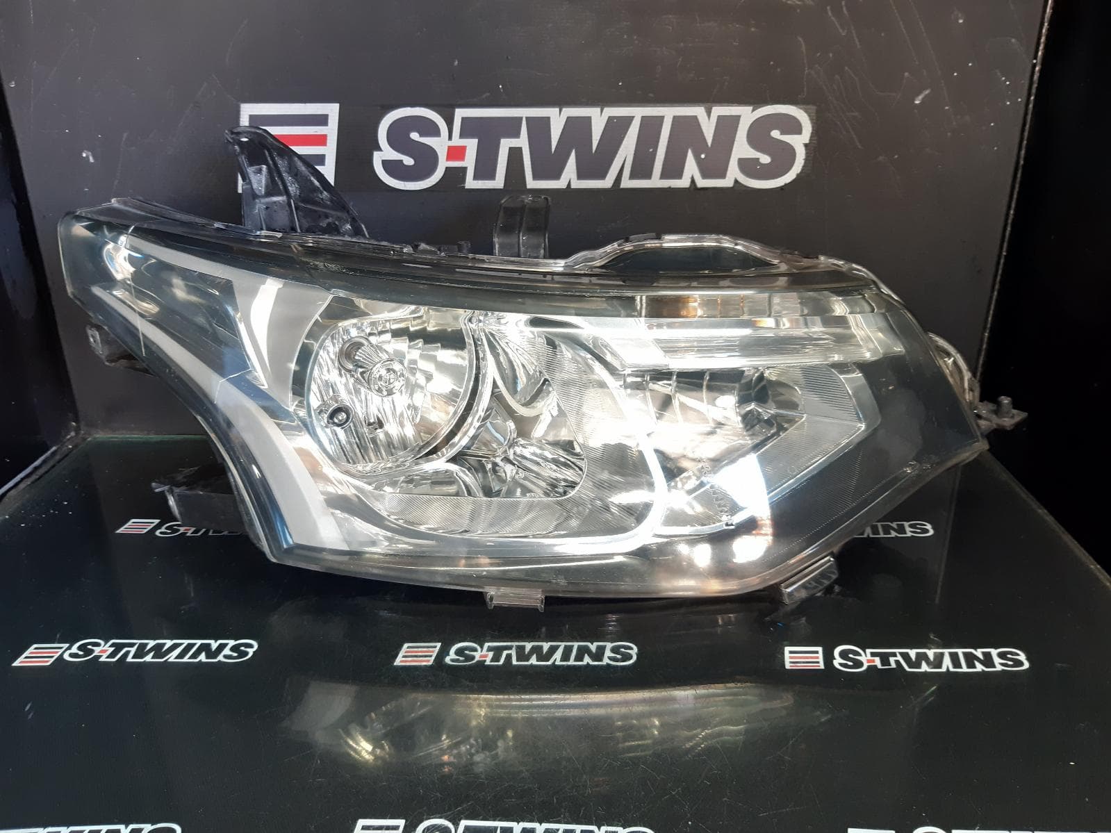 Used auto part listing image: 2013 MITSUBISHI OUTLANDER RIGHT HEADLAMP ZJ, HALOGEN, 10/12-03/15 0000337377