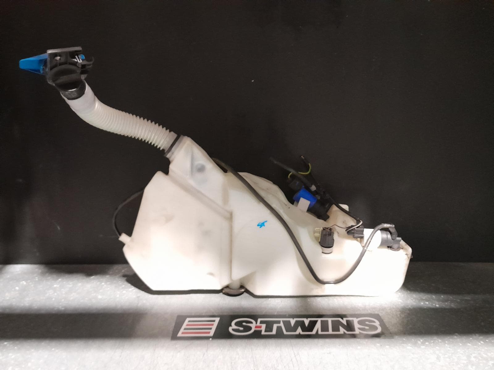 Used auto part listing image: 2016 JAGUAR XF WASHER BOTTLE X260, 09/15-06/24 0000340588