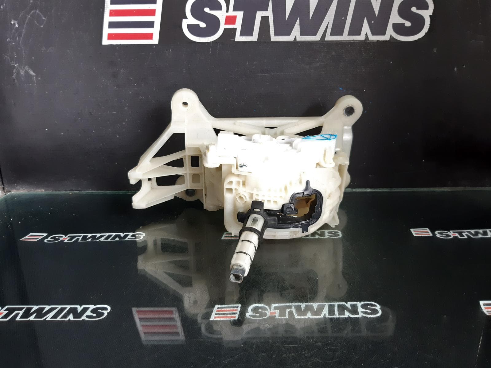 Used auto part listing image: 2016 MAZDA CX3 GEAR STICK SHIFTER GEAR SHIFTER, AUTO T/M TYPE, DK, 03/15- 0000358142