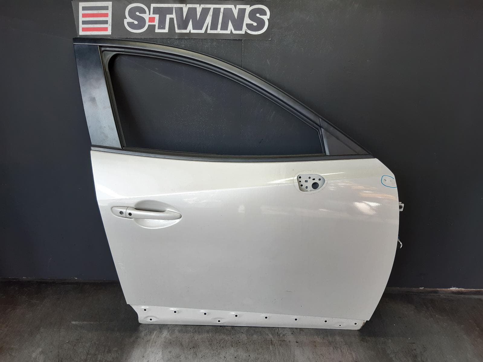 Used auto part listing image: 2016 MAZDA CX3 RIGHT FRONT DOOR DK, 03/15- 0000357904