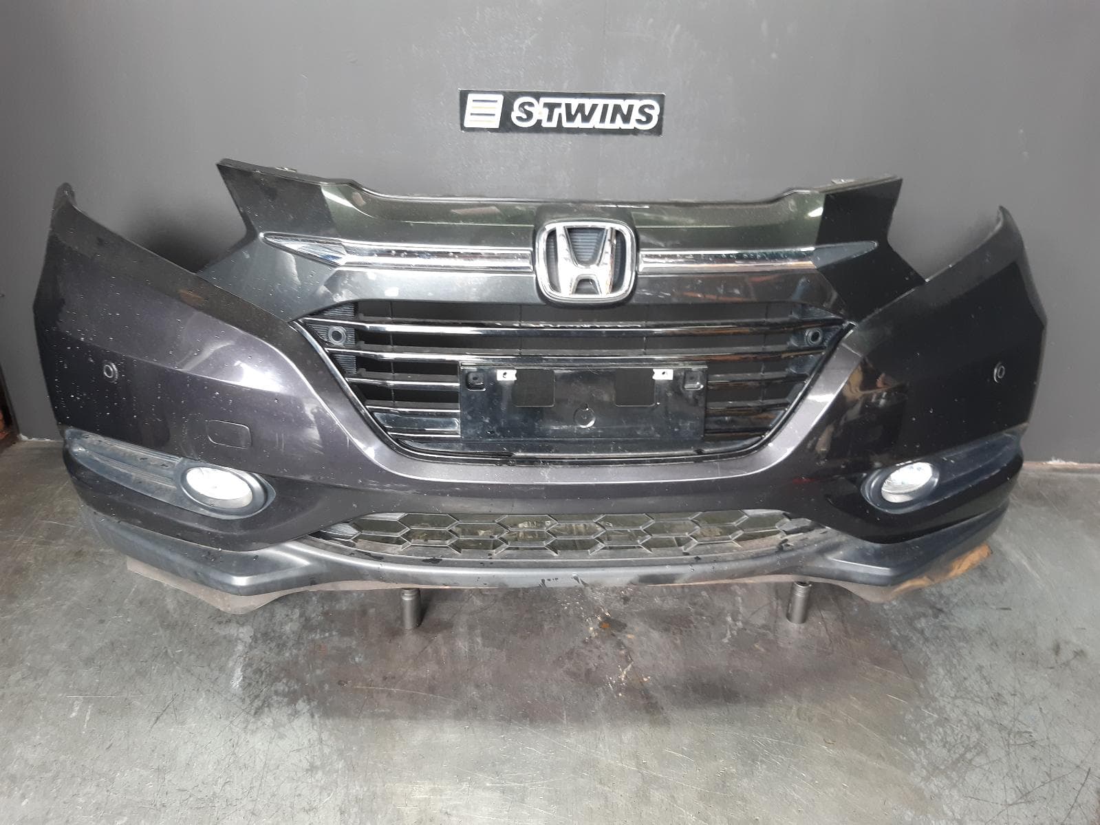 Used auto part listing image: 2016 HONDA HRV FRONT BUMPER RU5, VTi-L, W/ PARK SENSORS TYPE, 12/14-06/18 0000358317