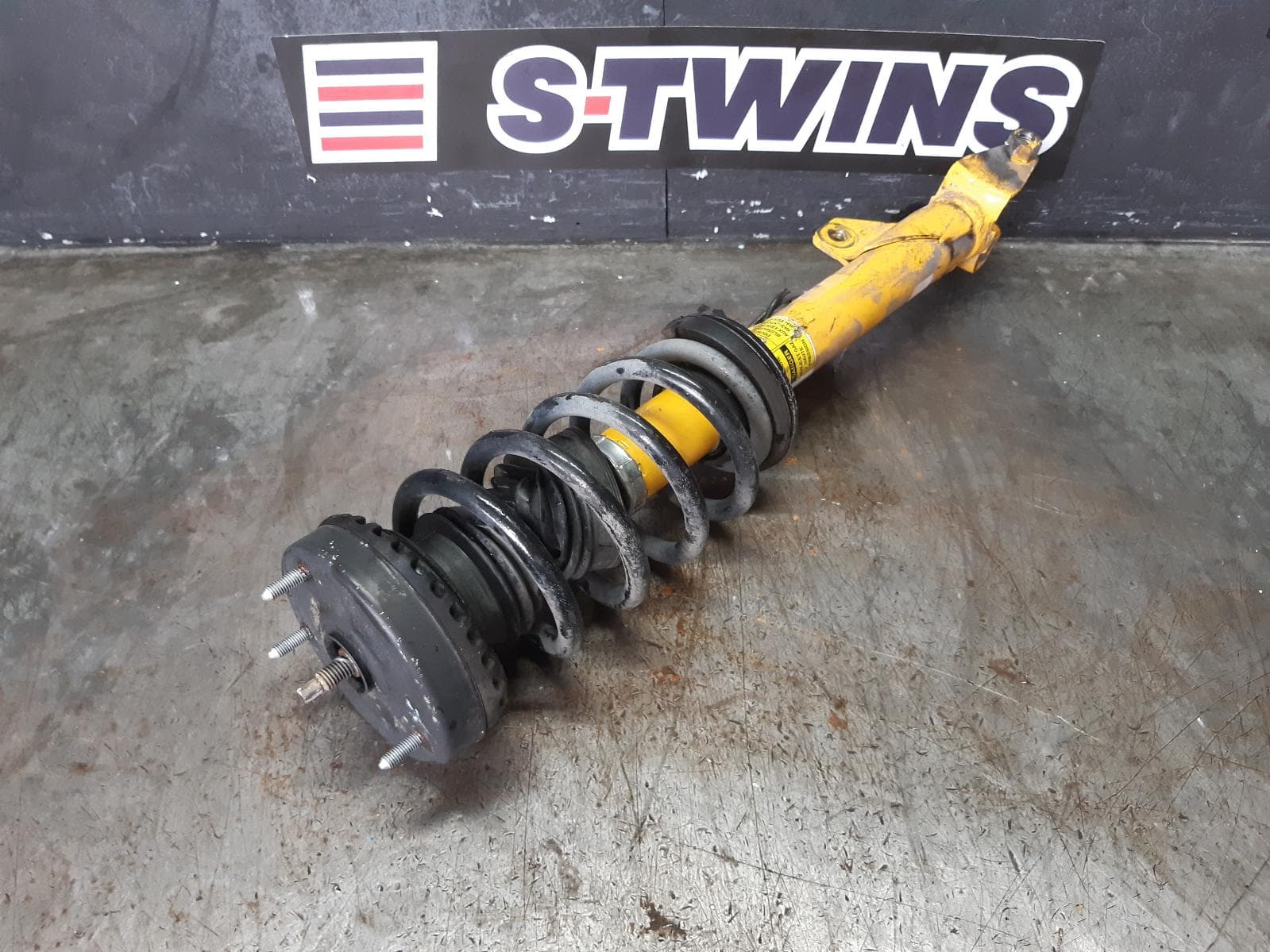 Used auto part listing image: 2012 CHRYSLER 300C RIGHT FRONT STRUT LX2, SRT CORE TYPE, 12/11-12/20 0000257228